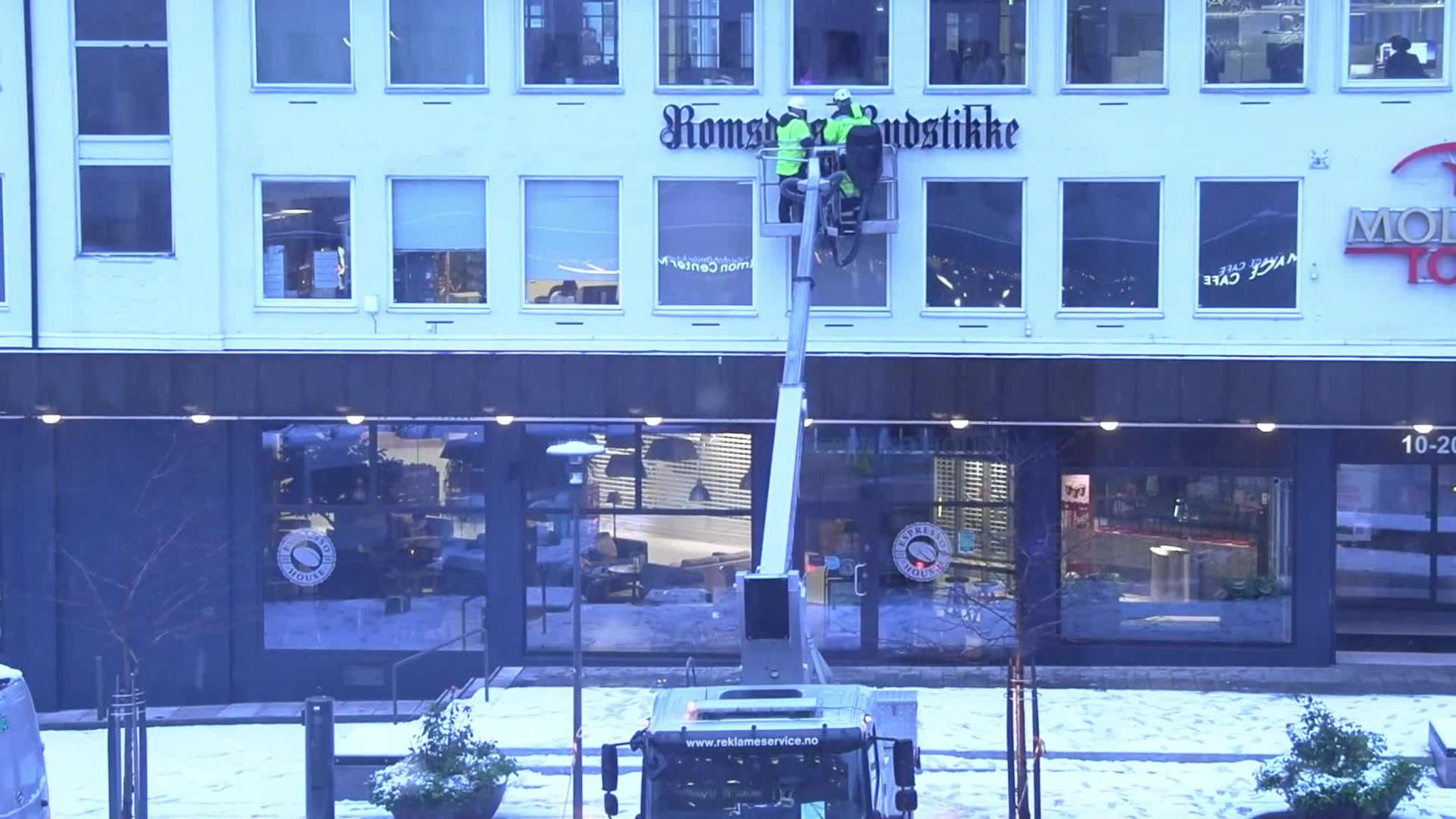 Pynter fasaden til Moldetorget med nytt avishode
