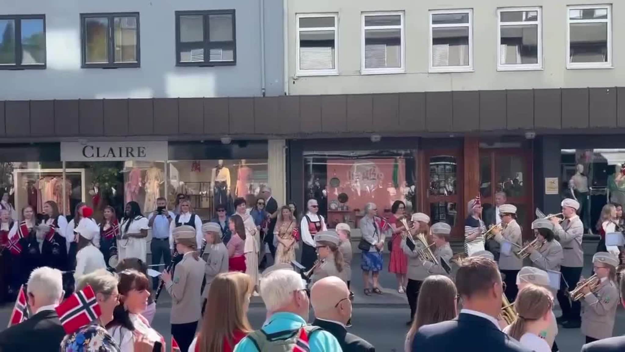 Barnetoget går gjennom Storgata