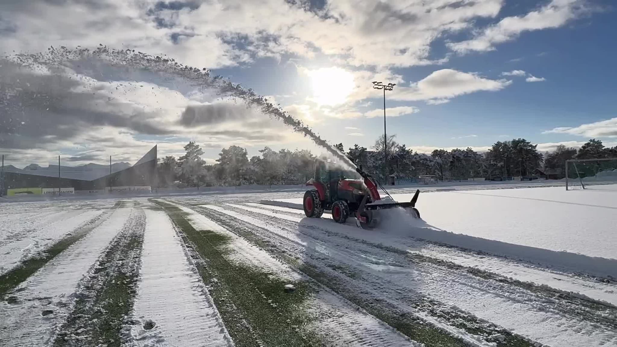 Reknesbanen ryddes for snø.
