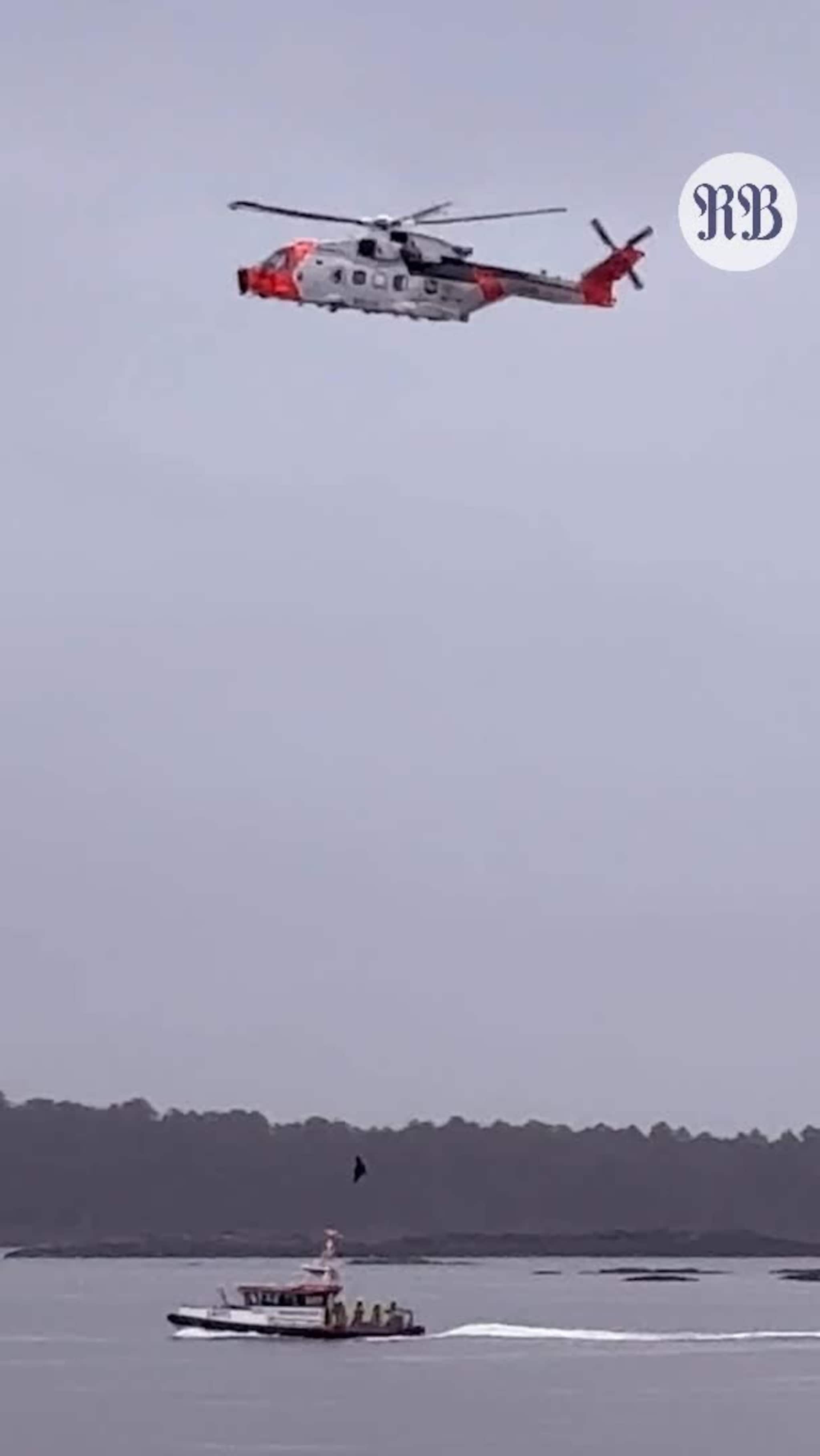 Heises opp i helikopteret.