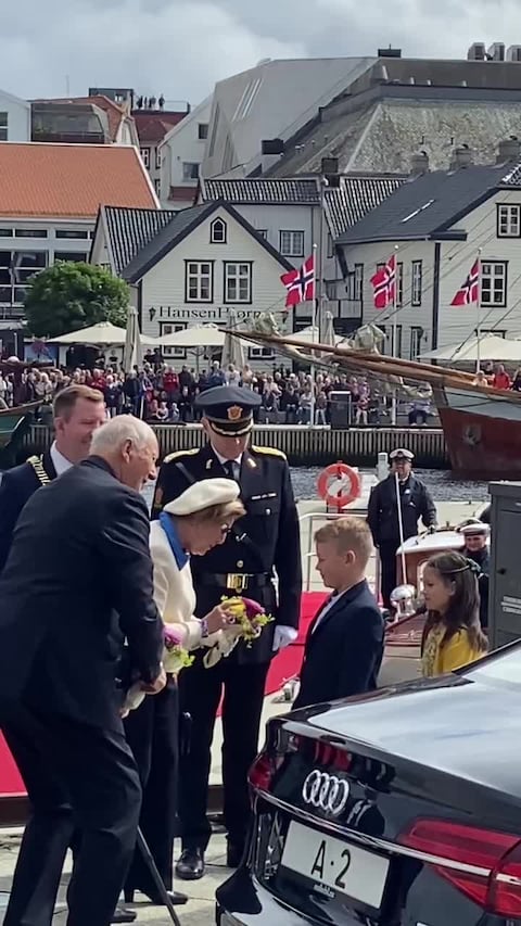 Her får kongeparet blomster i Vågen