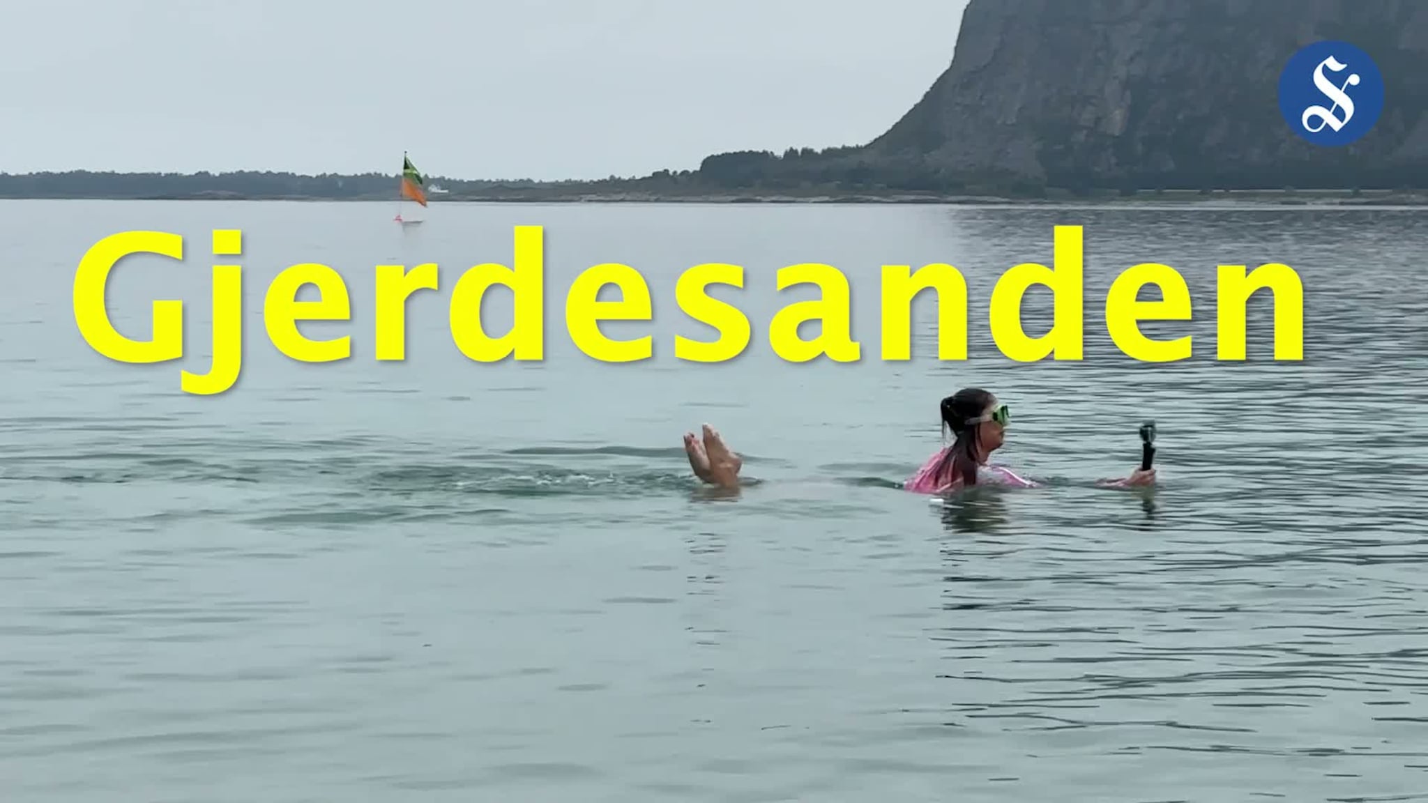 Tester badetemperaturen på Gjerdesanden