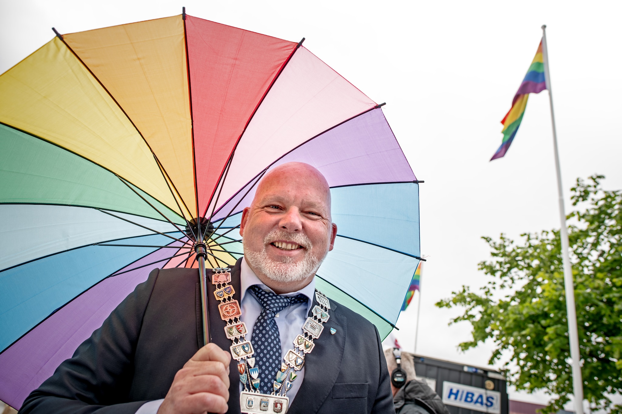 Pride-flagget til topps på Joachim H. Rønnebergs plass.