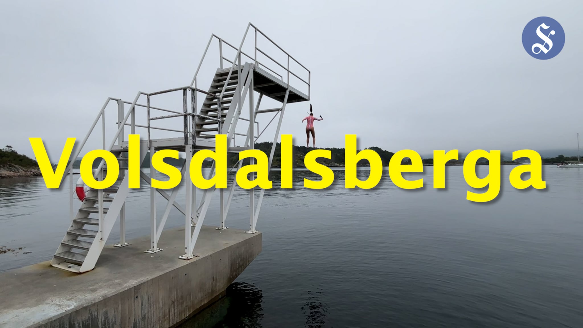 Tester badetemperaturen på Volsdalsberga