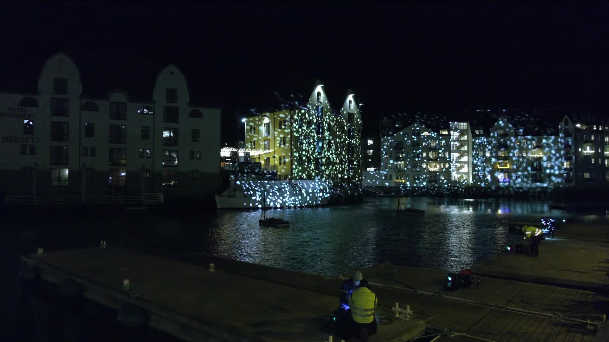 Se direkte: Brosundet brenner