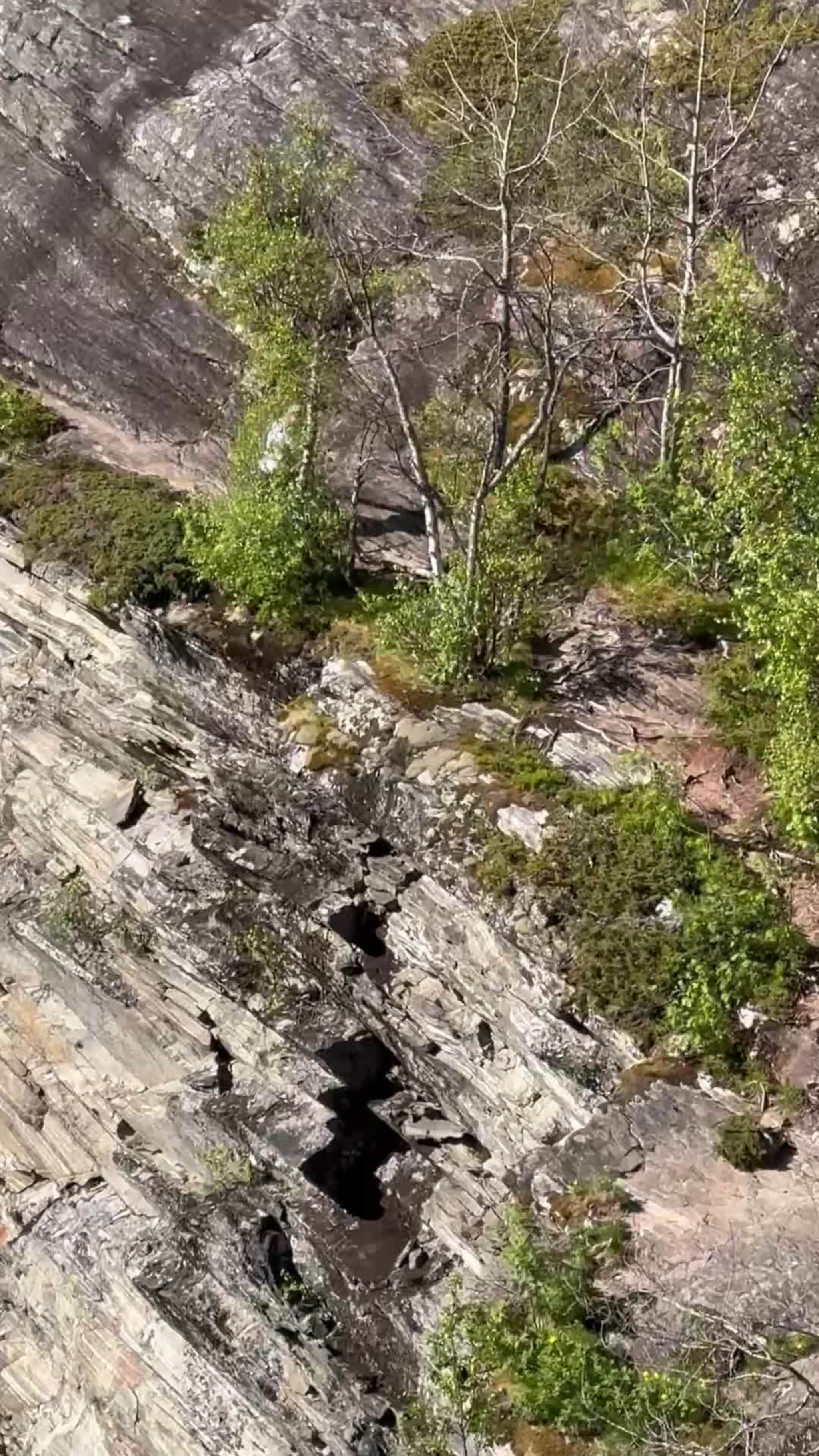 Turister utenfor sperringene i Geiranger