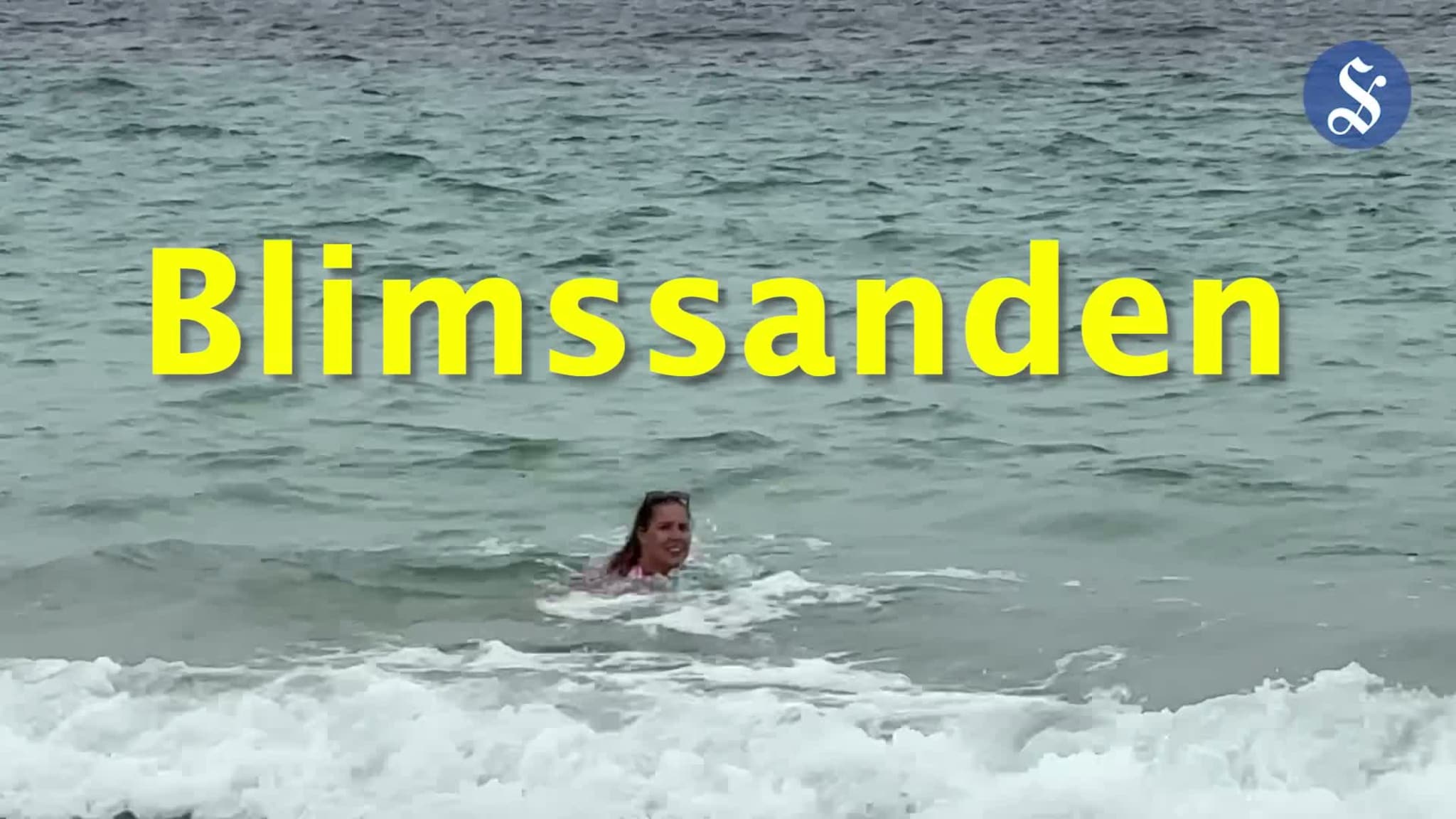 Tester badetemperaturen på Blimssanden