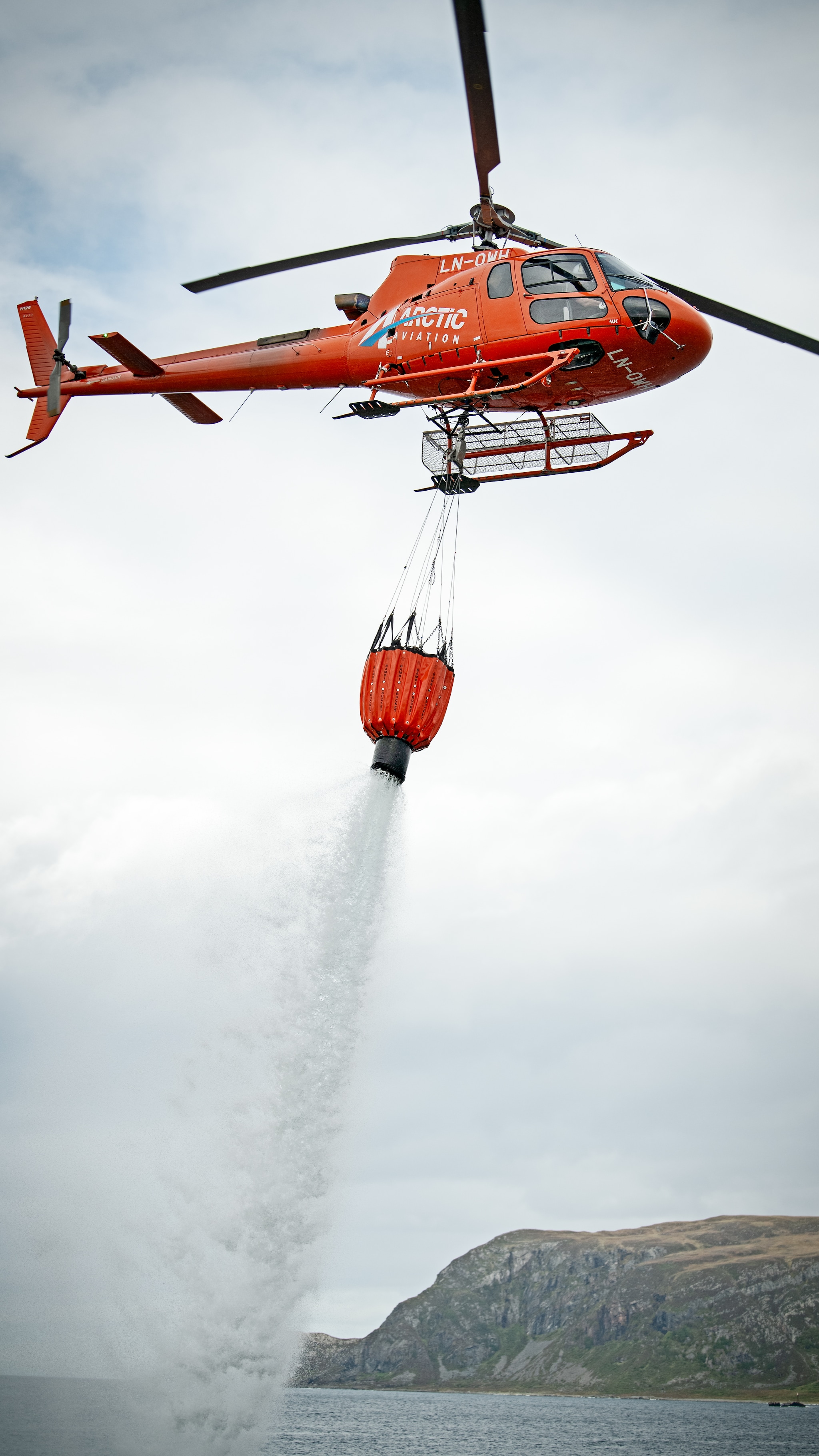 Brannhelikopter i beredskap på Vigra. 