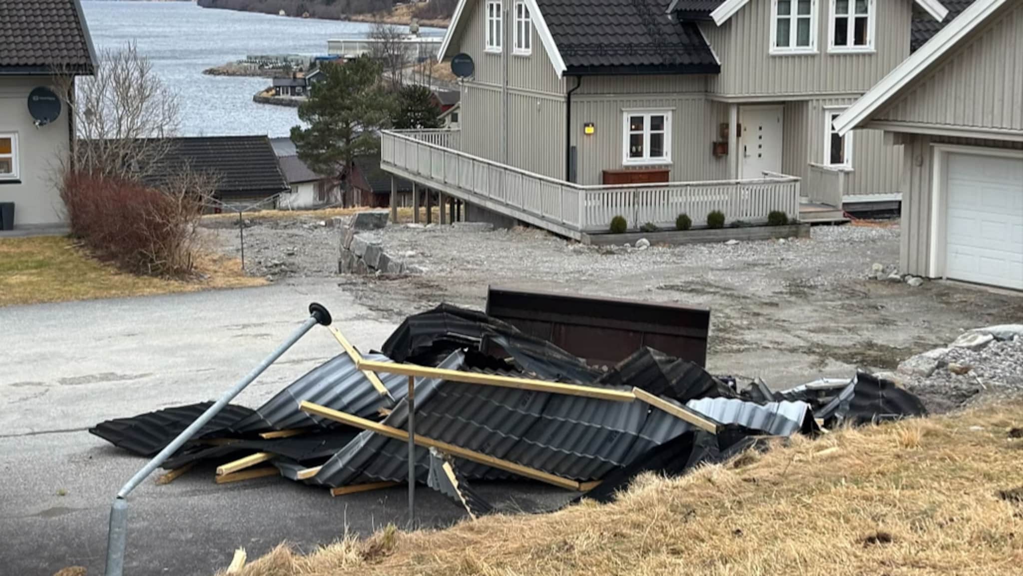 Vind tok tak i taket