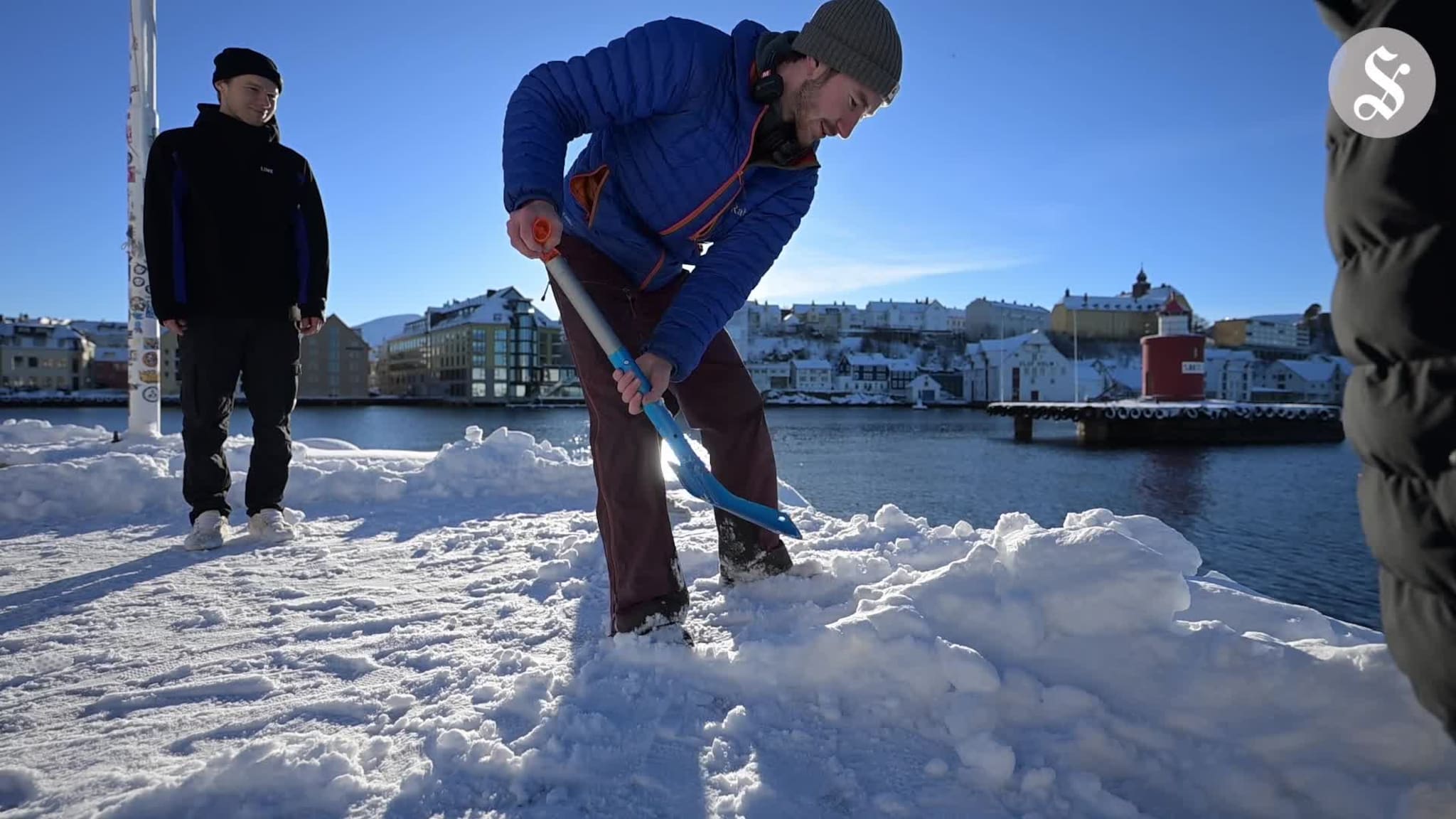 Anton står på vannski