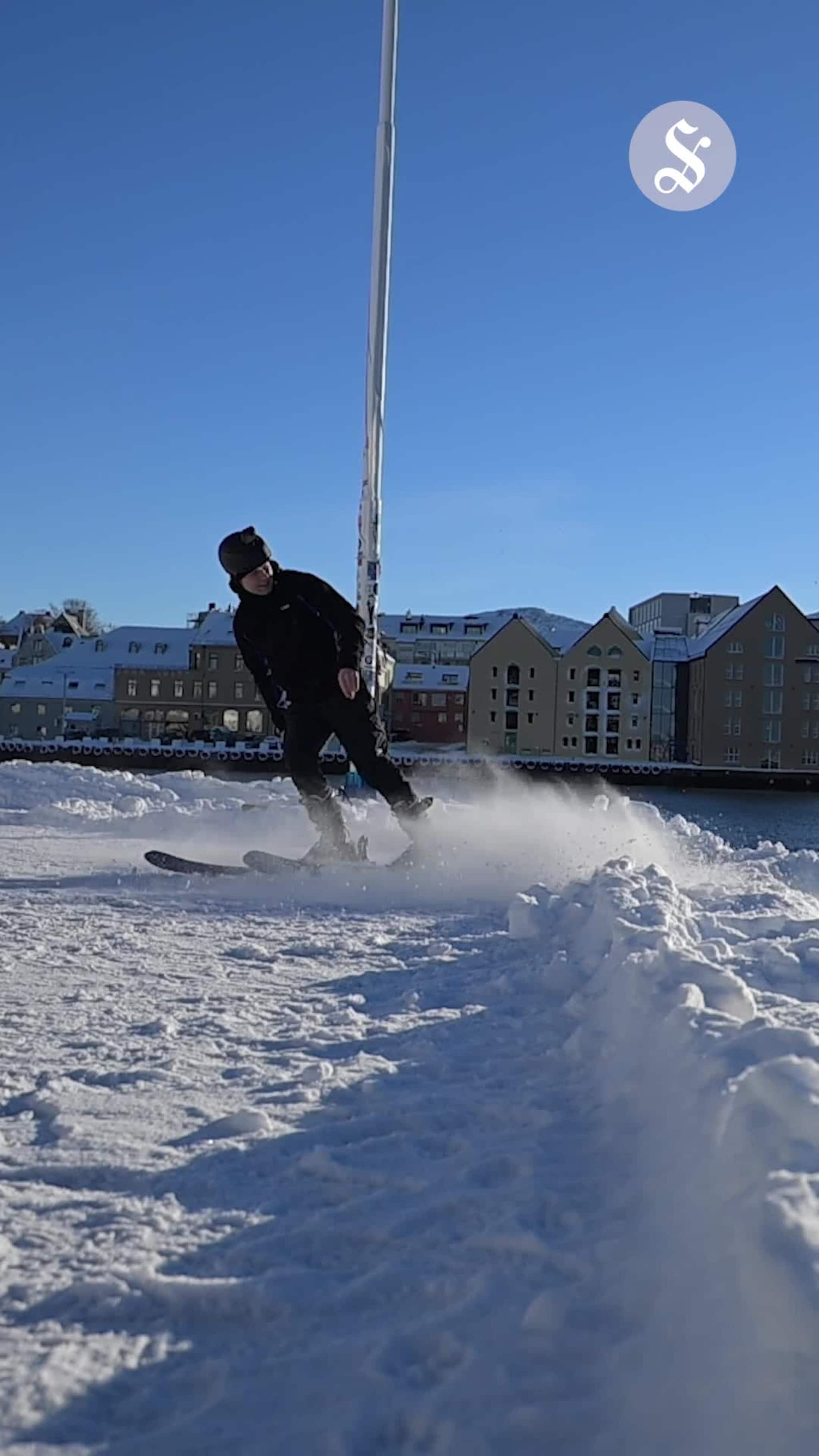 Hopper på ski fra kaia