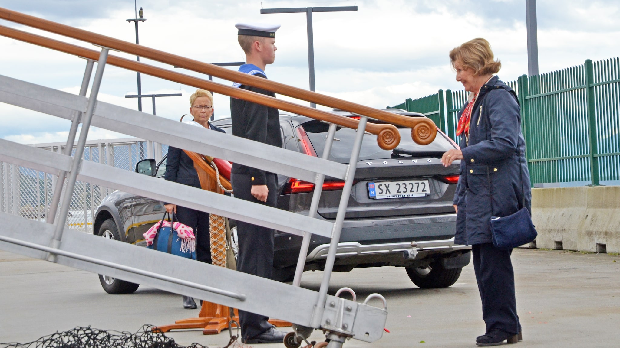 Dronning Sonja har ankommet Kongeskipet Norge i Ålesund