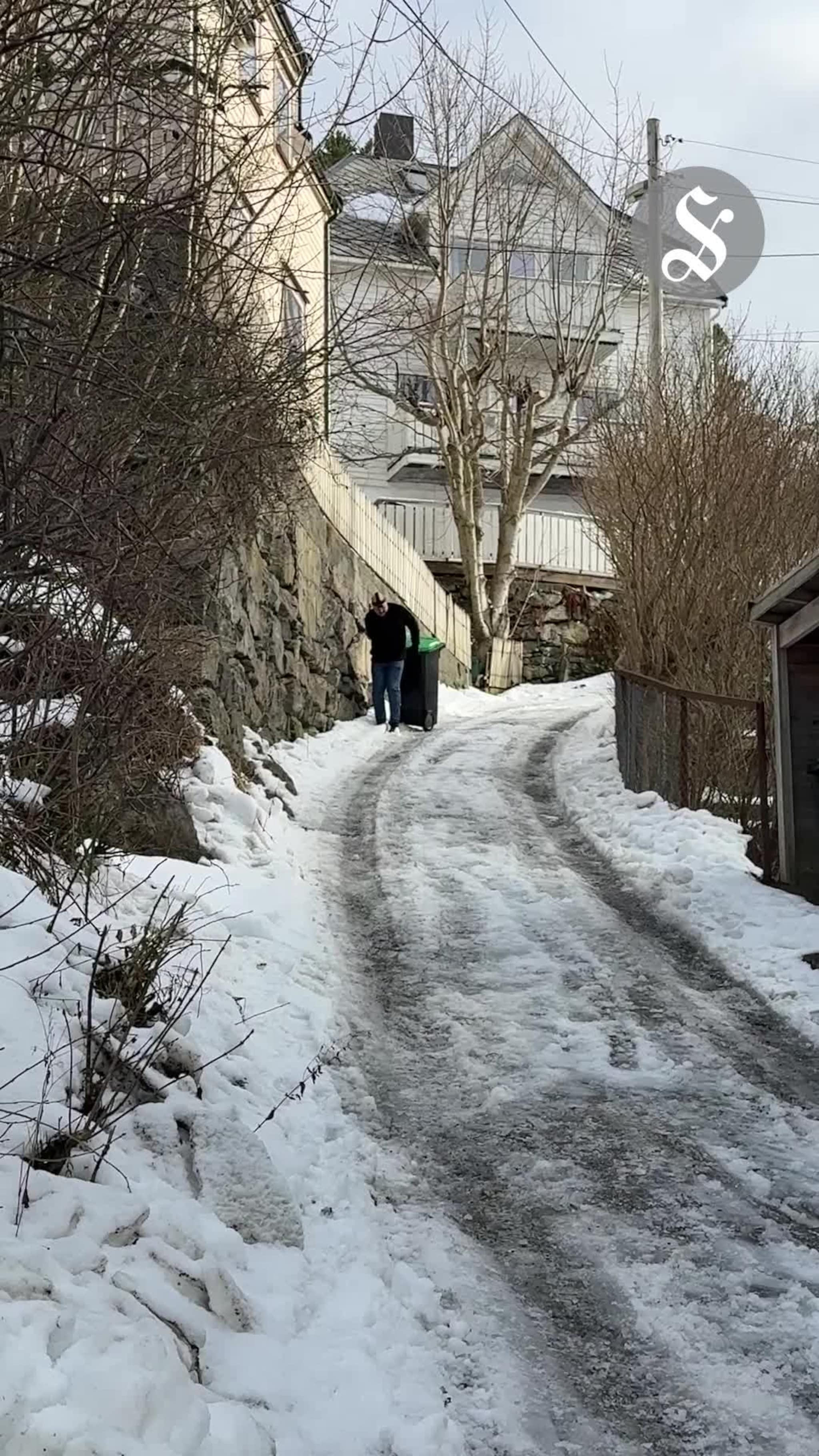 Må frakte bossdunk ned bratt bakke