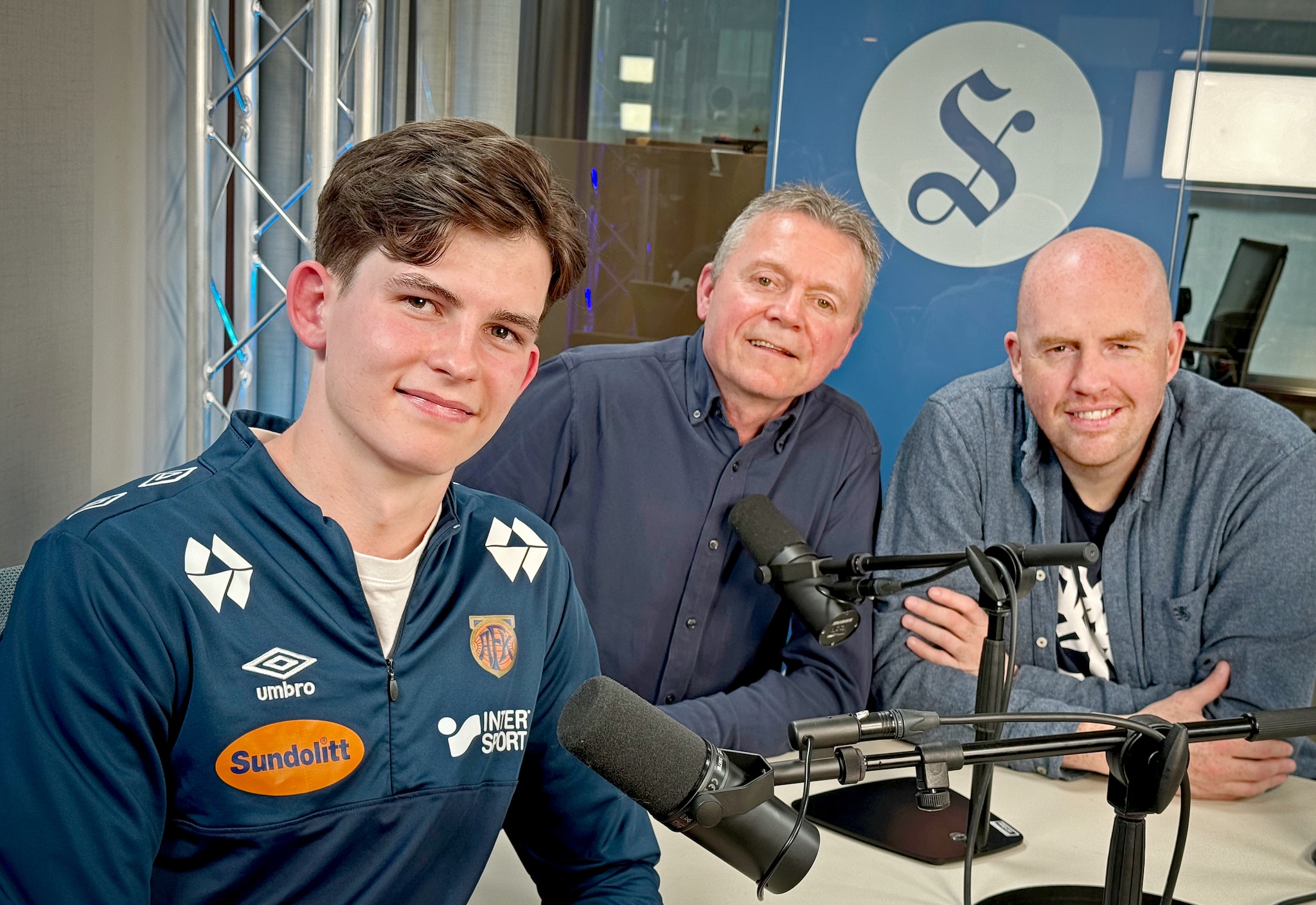 Sunnmørsball med AaFK-spilleren Henrik Melland
