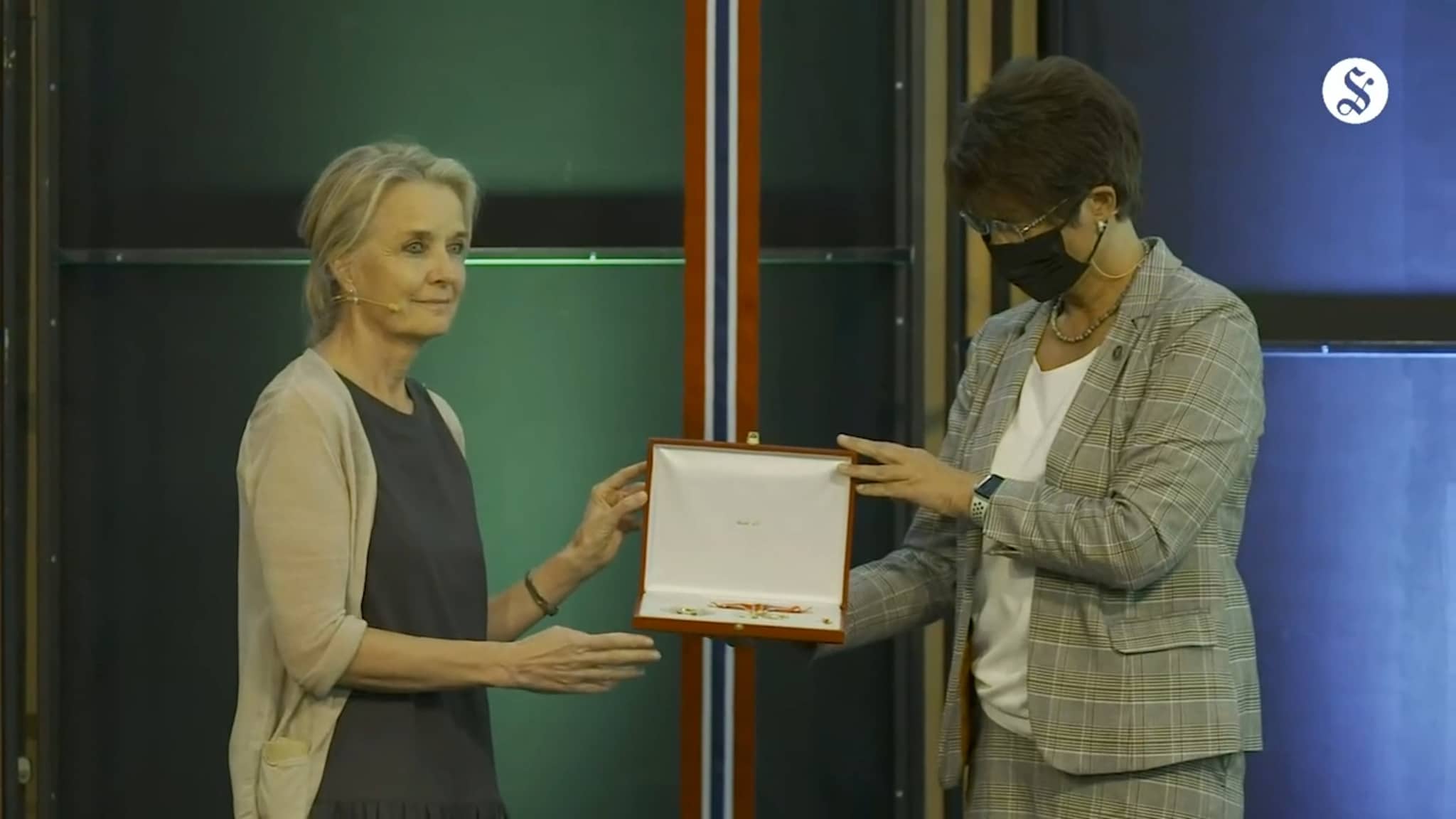 Elizabeth  Hoff blir utnevnt til Kommandør med stjerne av Den Kongelige Norske St. Olavs Orden.