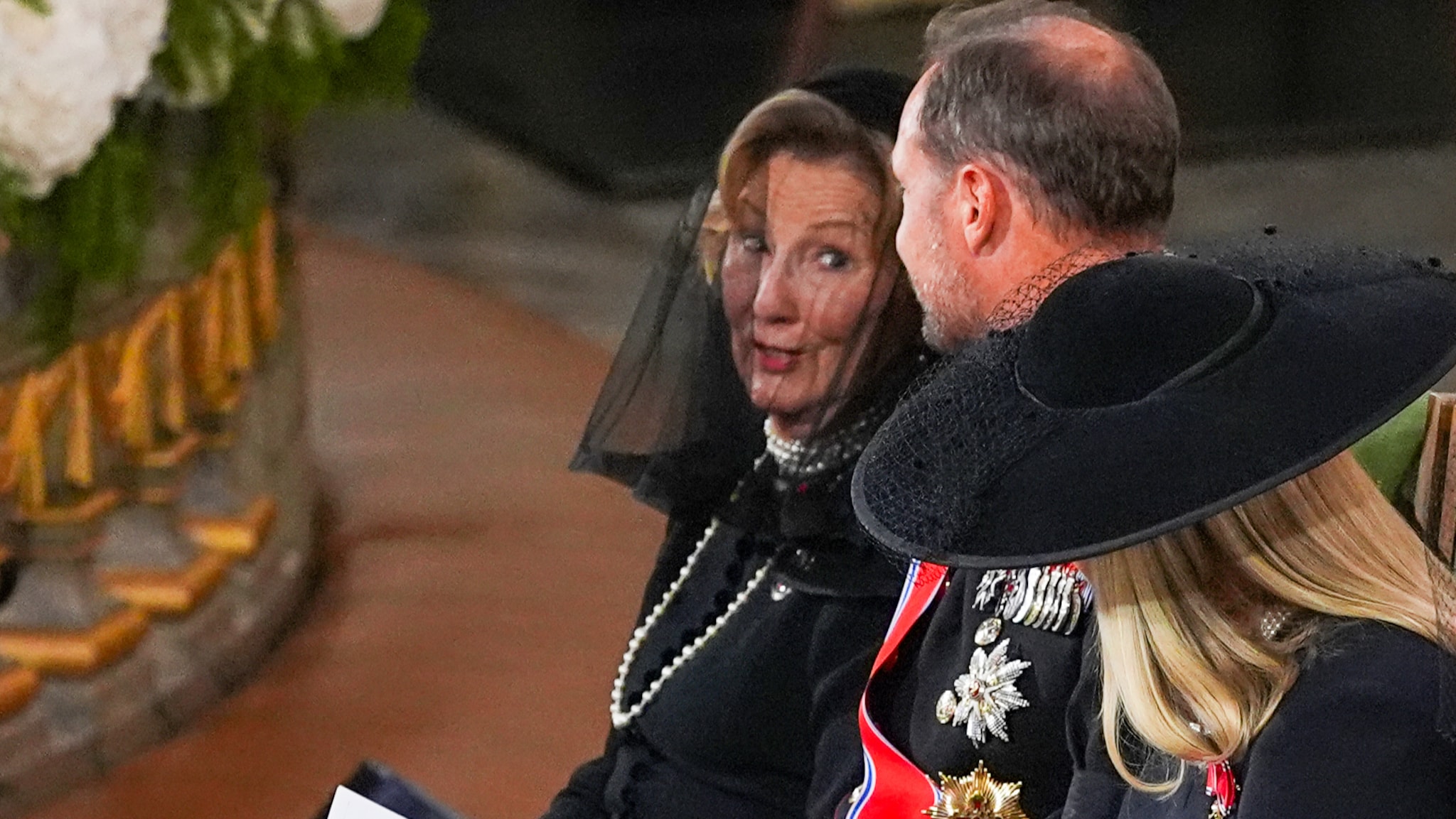 Dronning Sonja legger ned rose