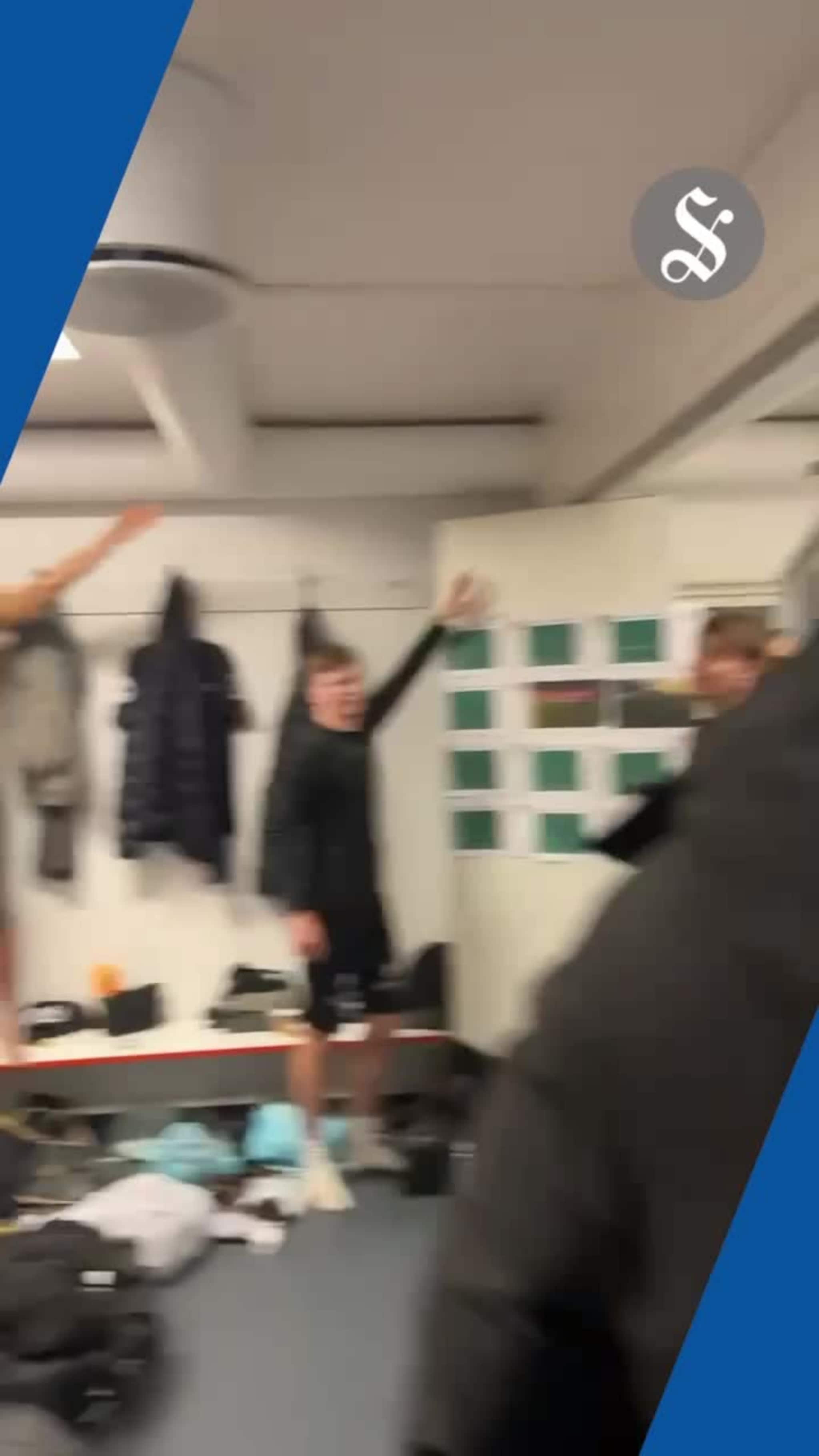 Her tar det av i AaFK-garderoben