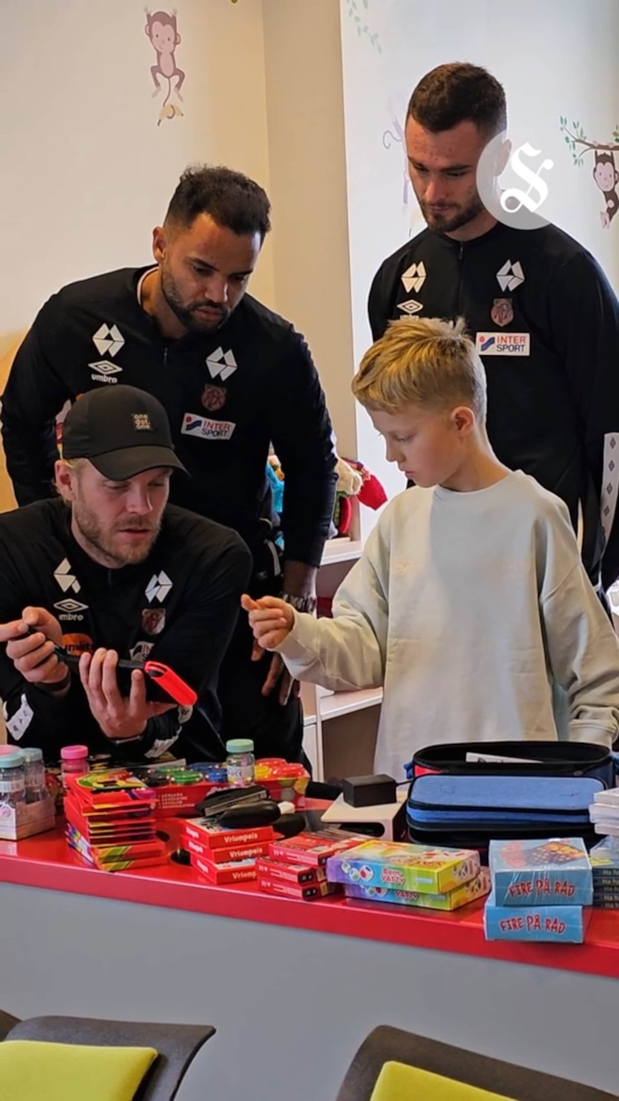 Jakob (9) strålte da sjukehuset fikk besøk