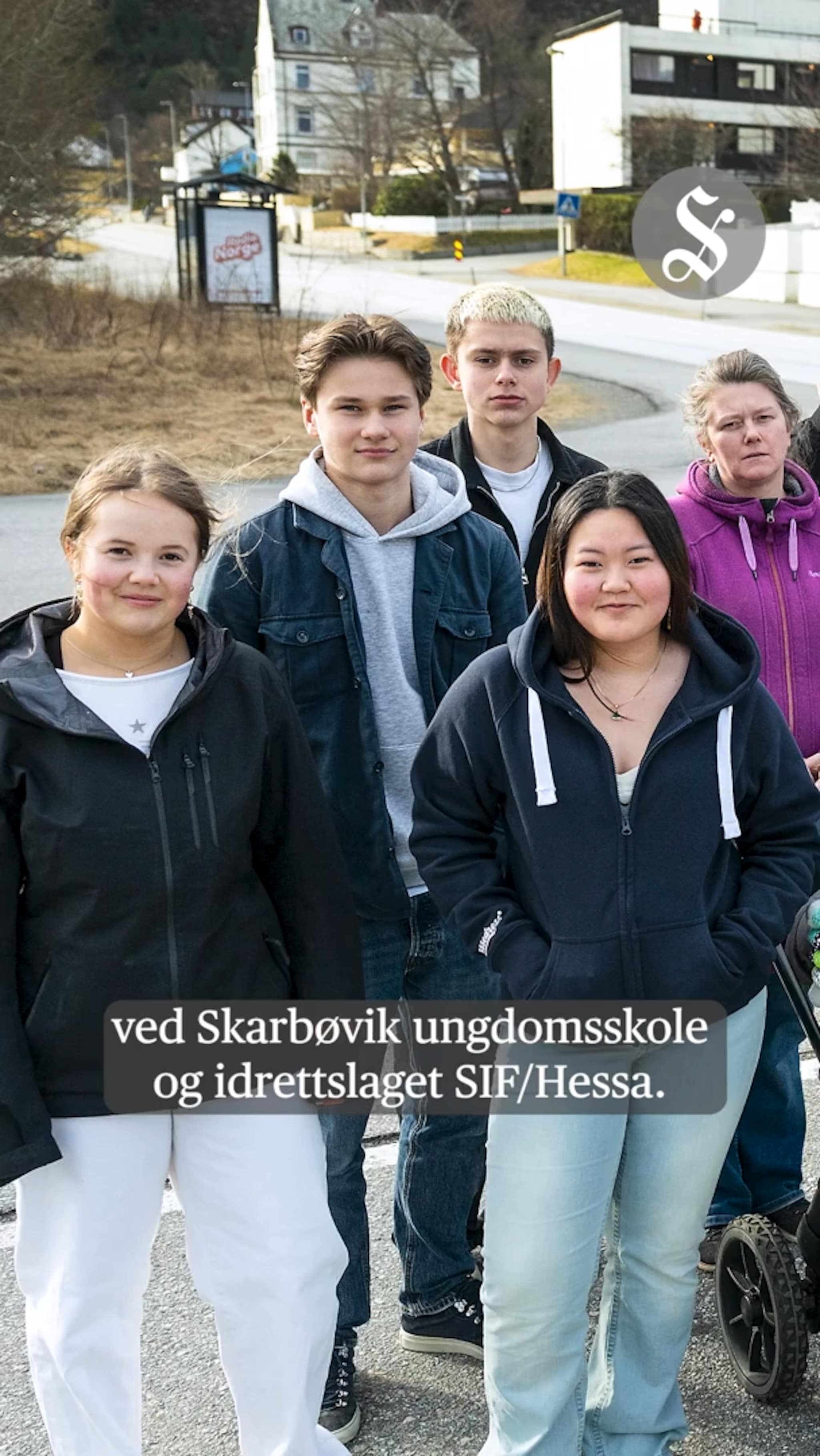 Skremmer barn med kniv og stokk