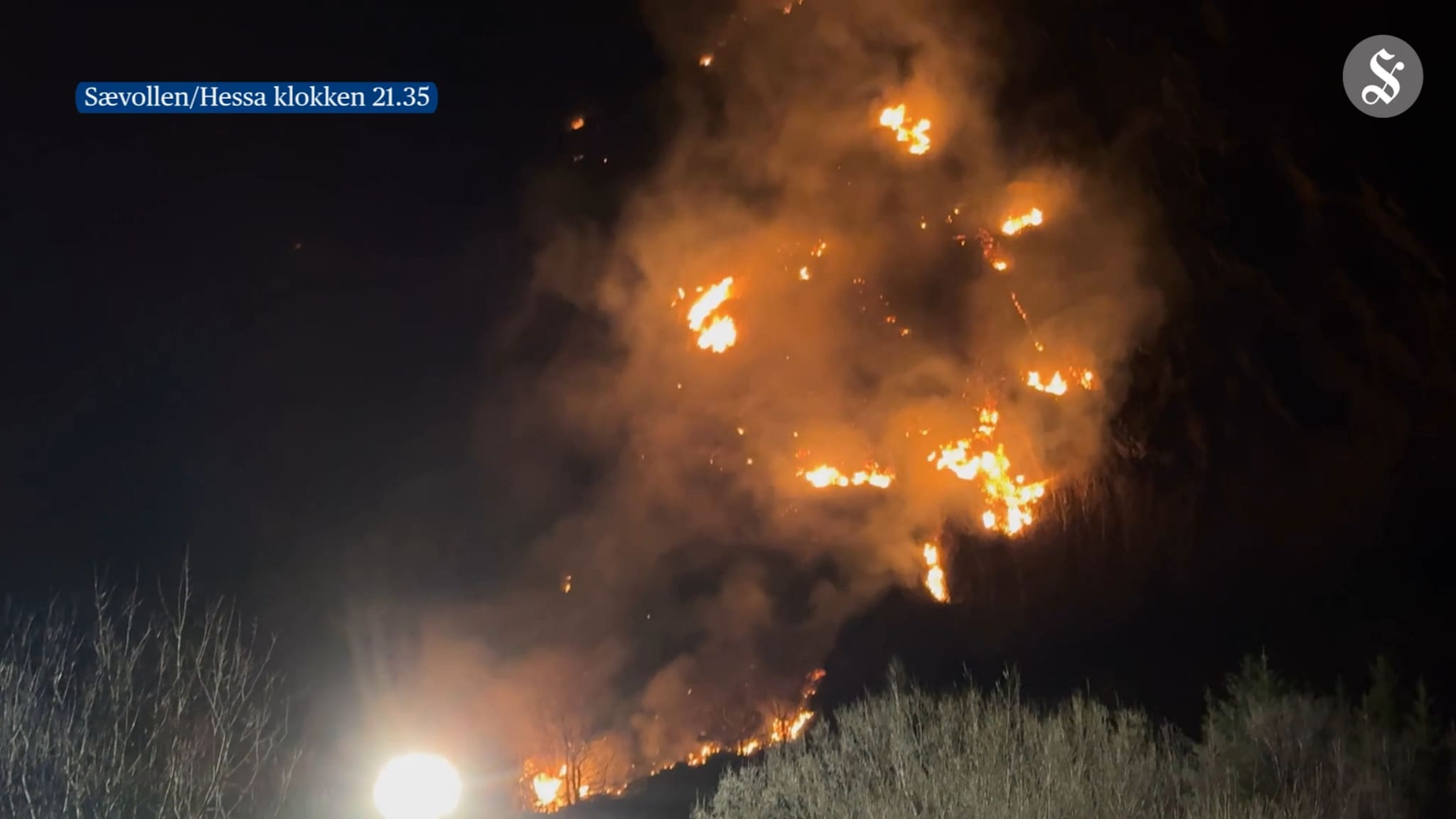 Se brannen fra Hessa klokken 21.35