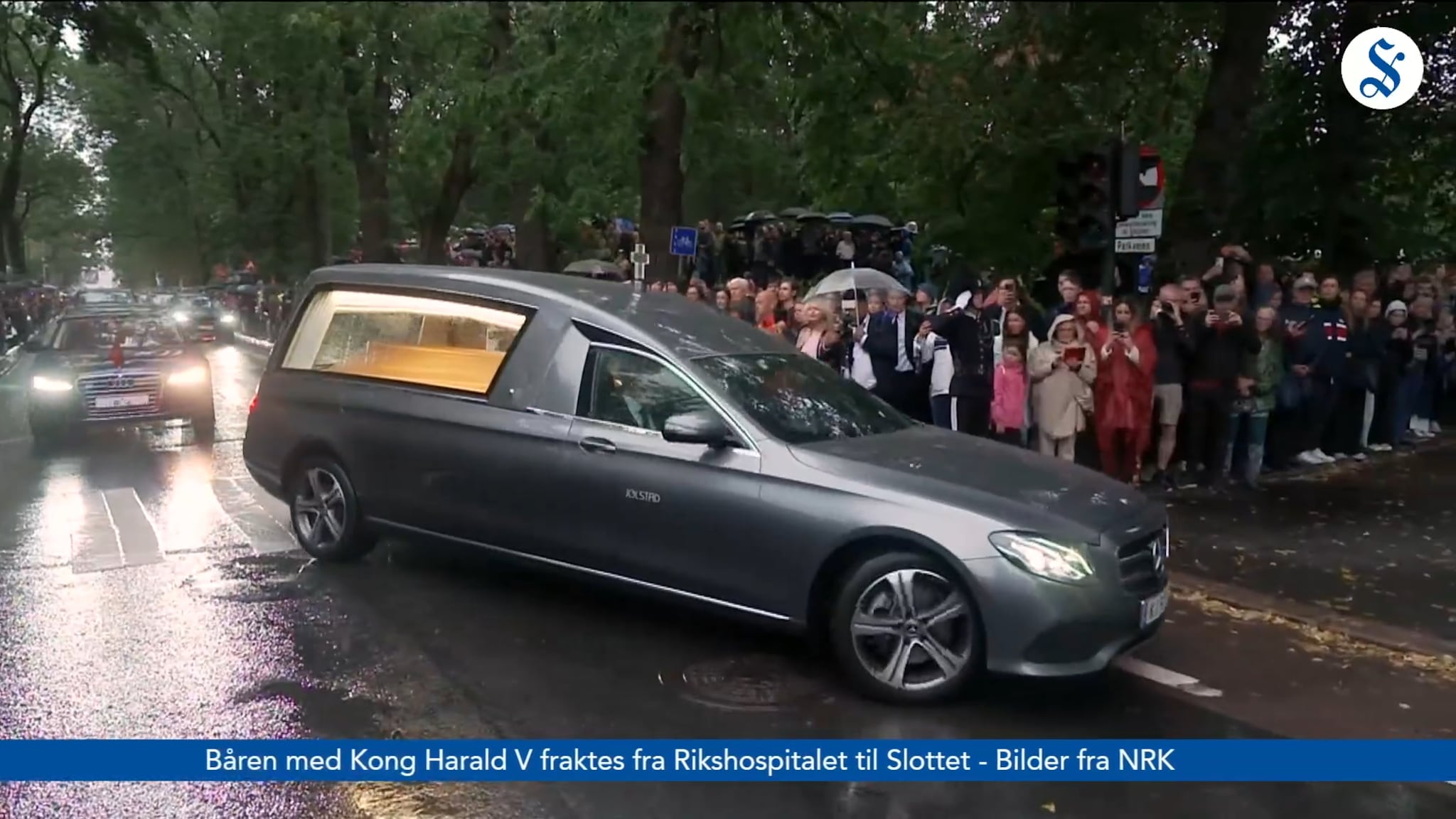 Båren med Kong Harald V fraktes fra Rikshospitalet til Slottet