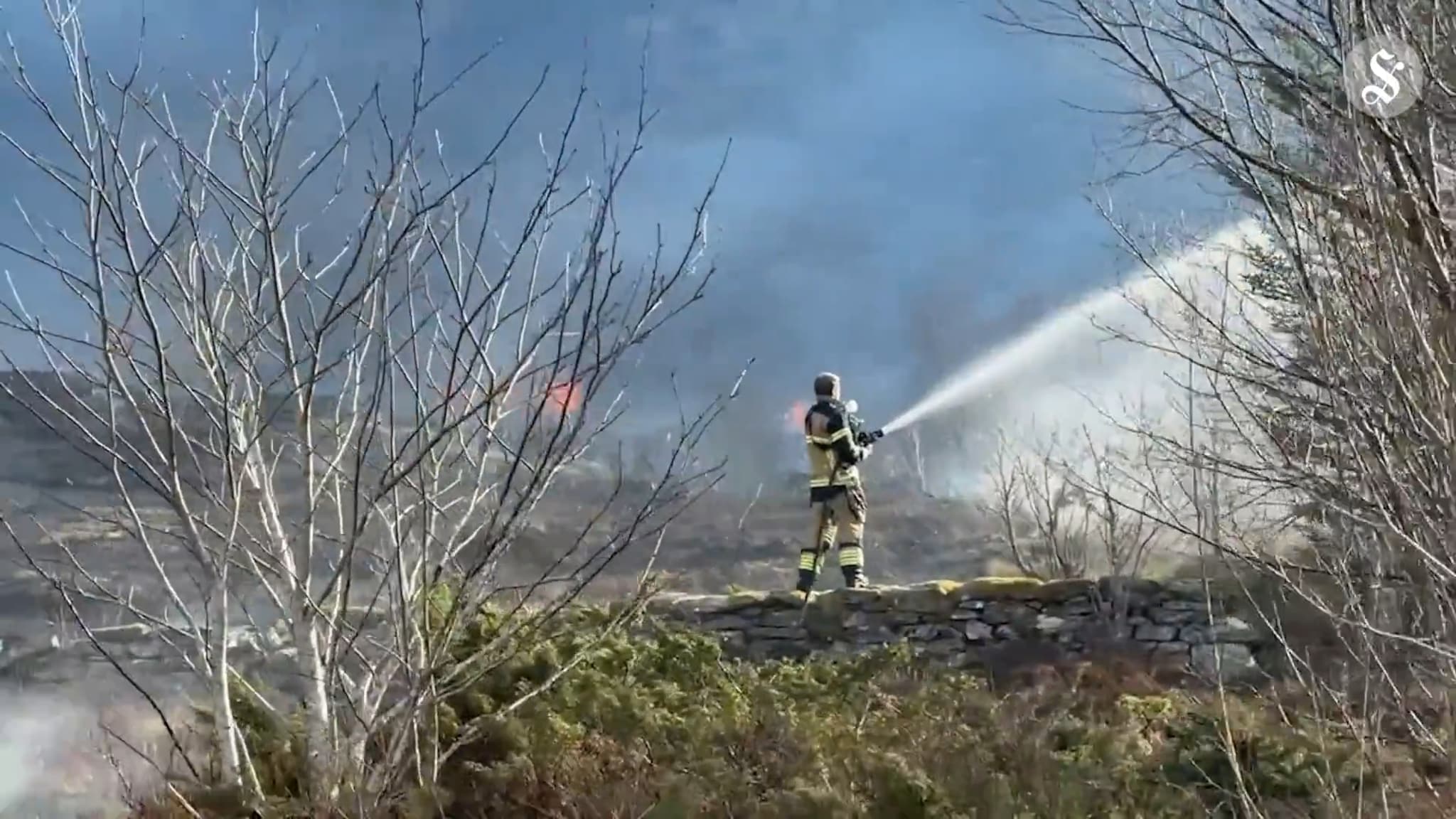 Se utviklingen av brannen her