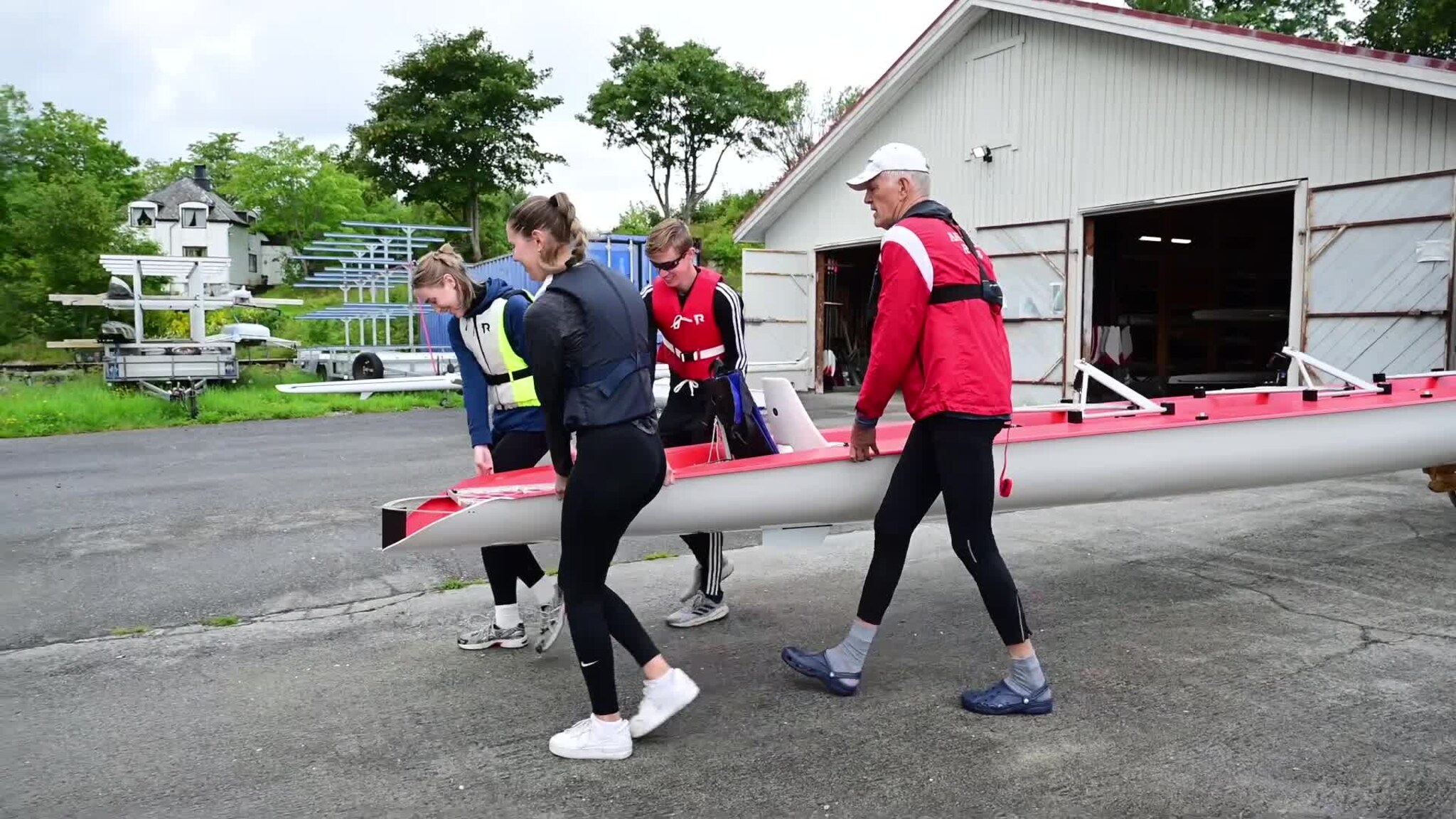 Se Sunnmørspostens sommervikarer prøve seg i roing