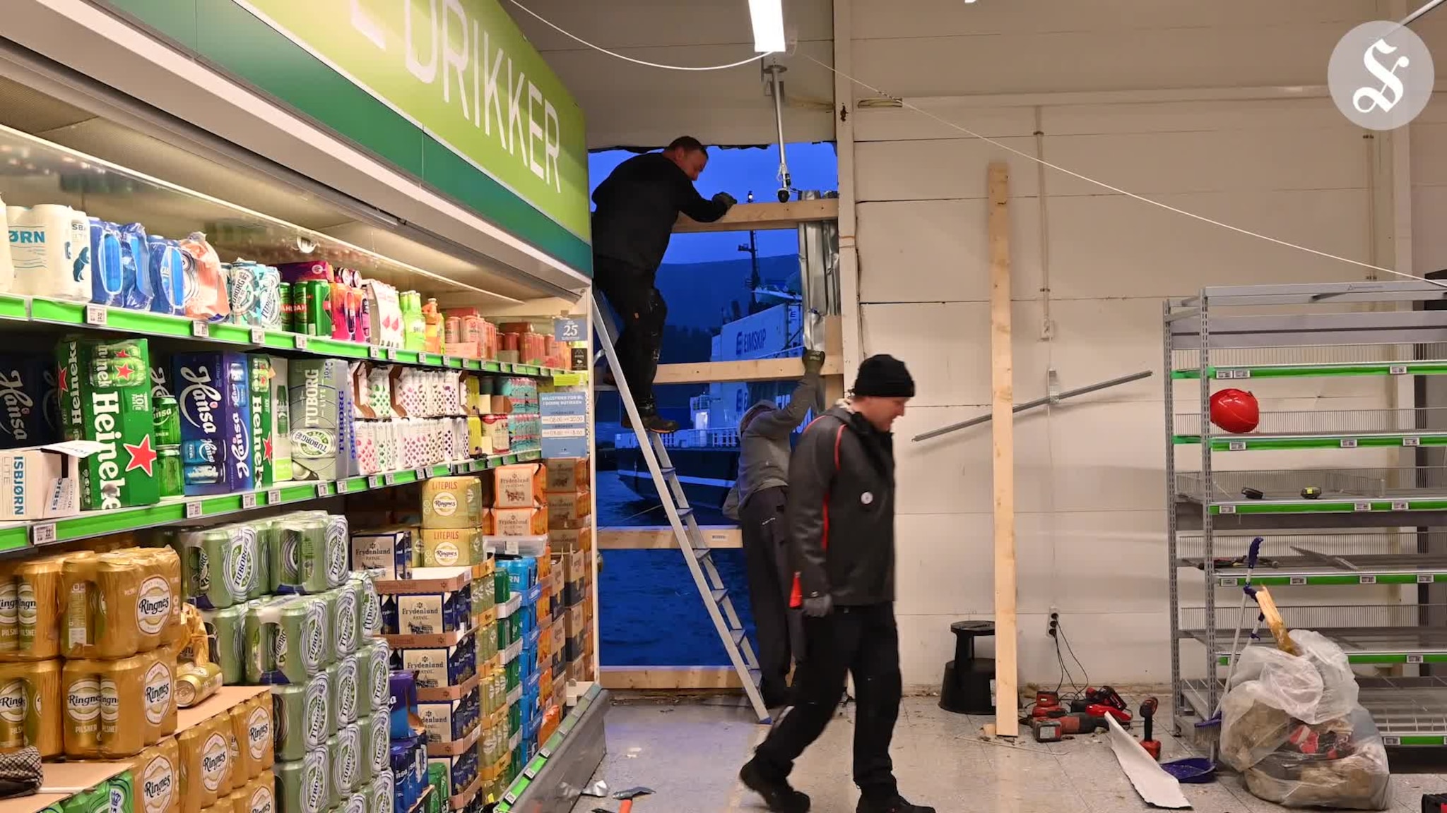 Ferge lagde hull i vegg på Kiwi