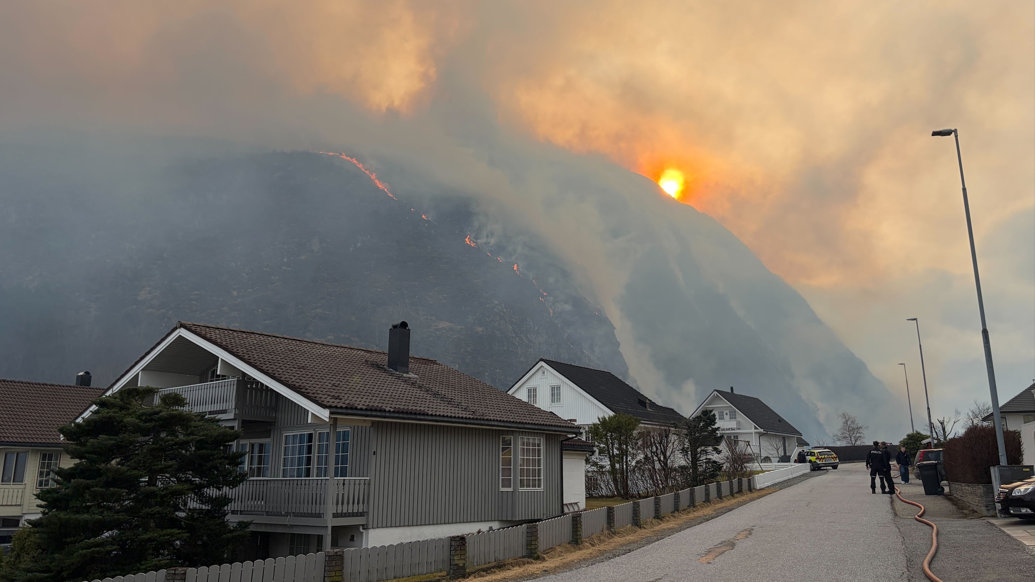 Se direkte brannen fra Skarbøvika og Sukkertoppen