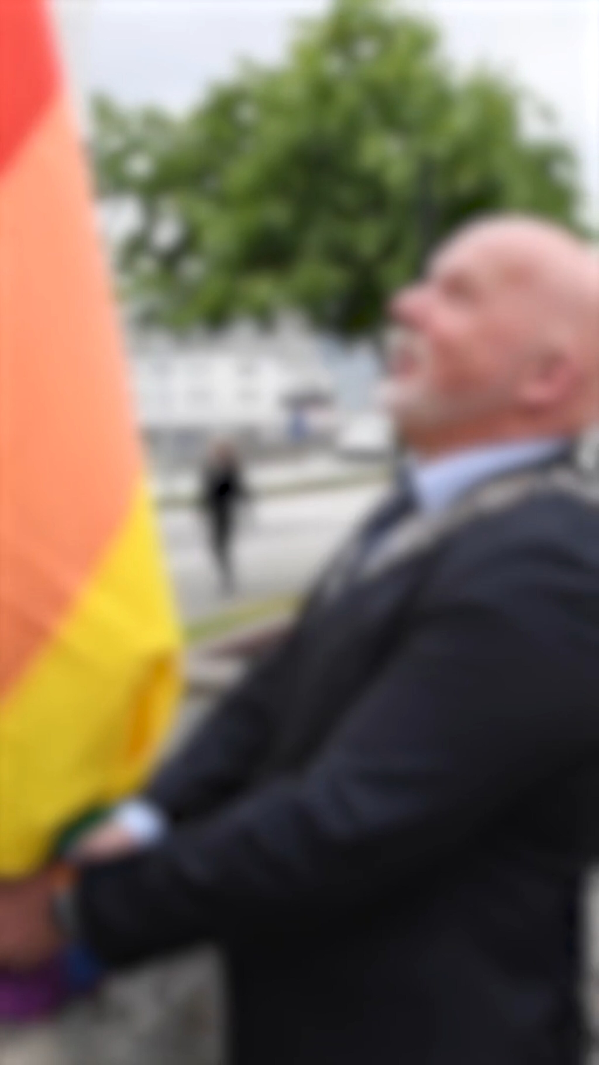 Regnbueflagget heises i Ålesund