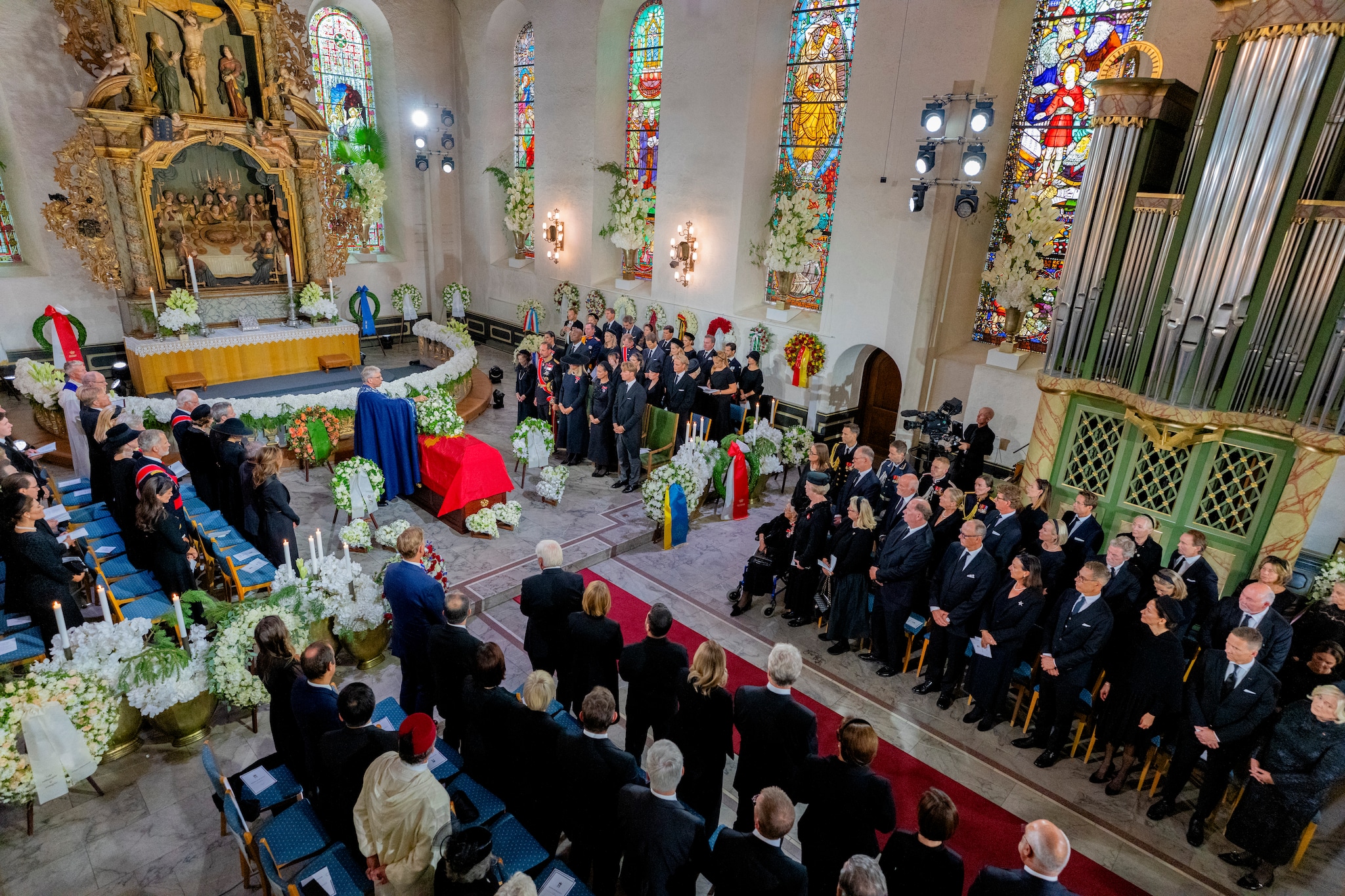 Her synger Beate i gravferden