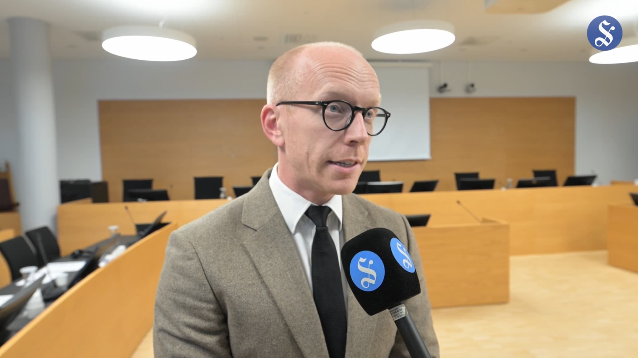 Aktor forklarer det som skjer videre.
