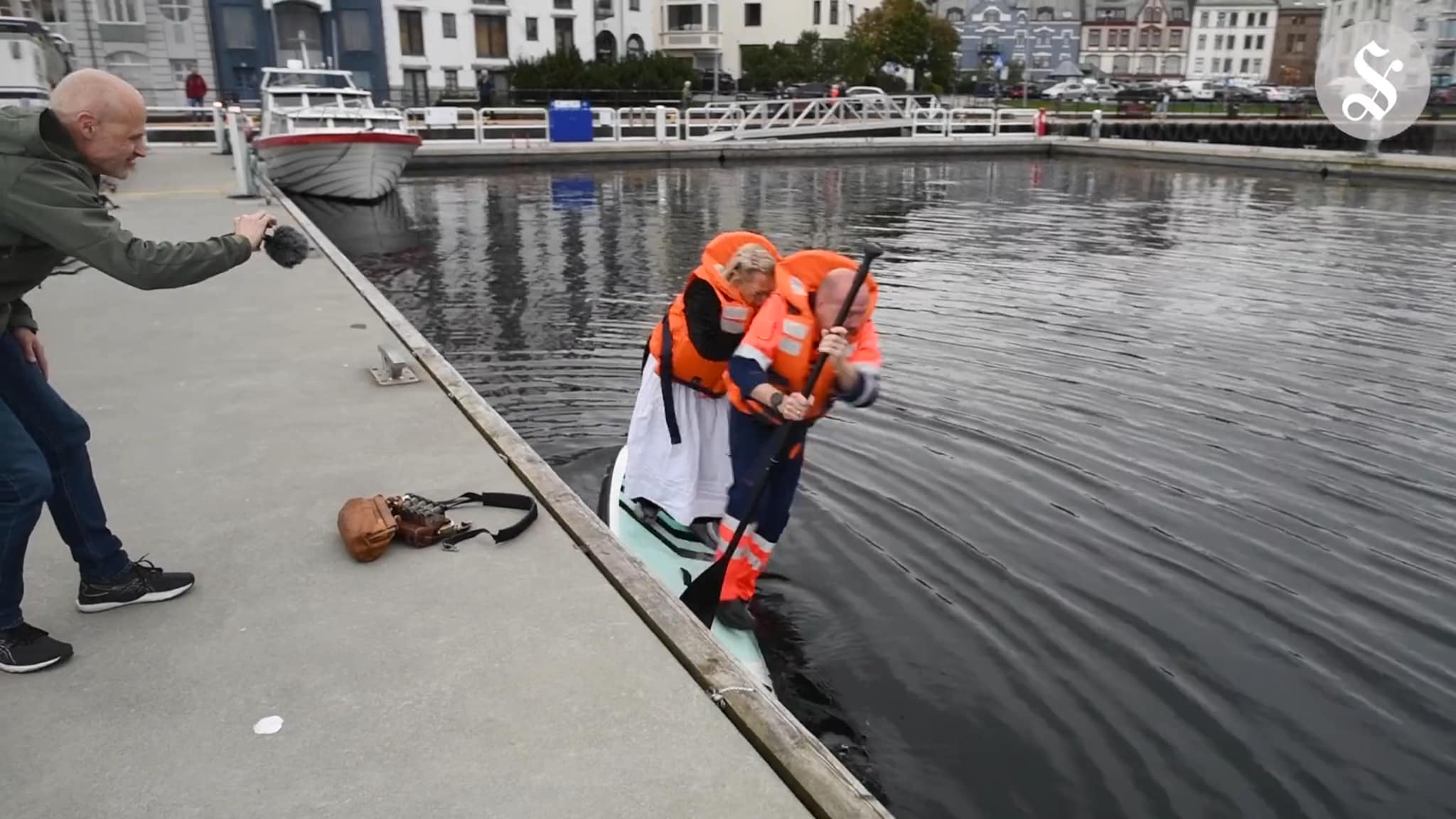 Kjell "Kjellen" Bigset og Signe Stunden på paddleboard i Brosundet