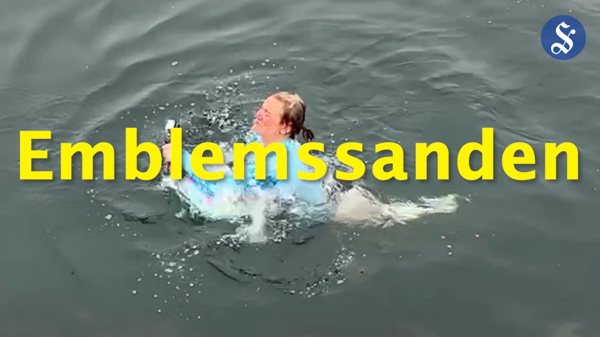 Tester badetemperaturen på Emblemssanden 