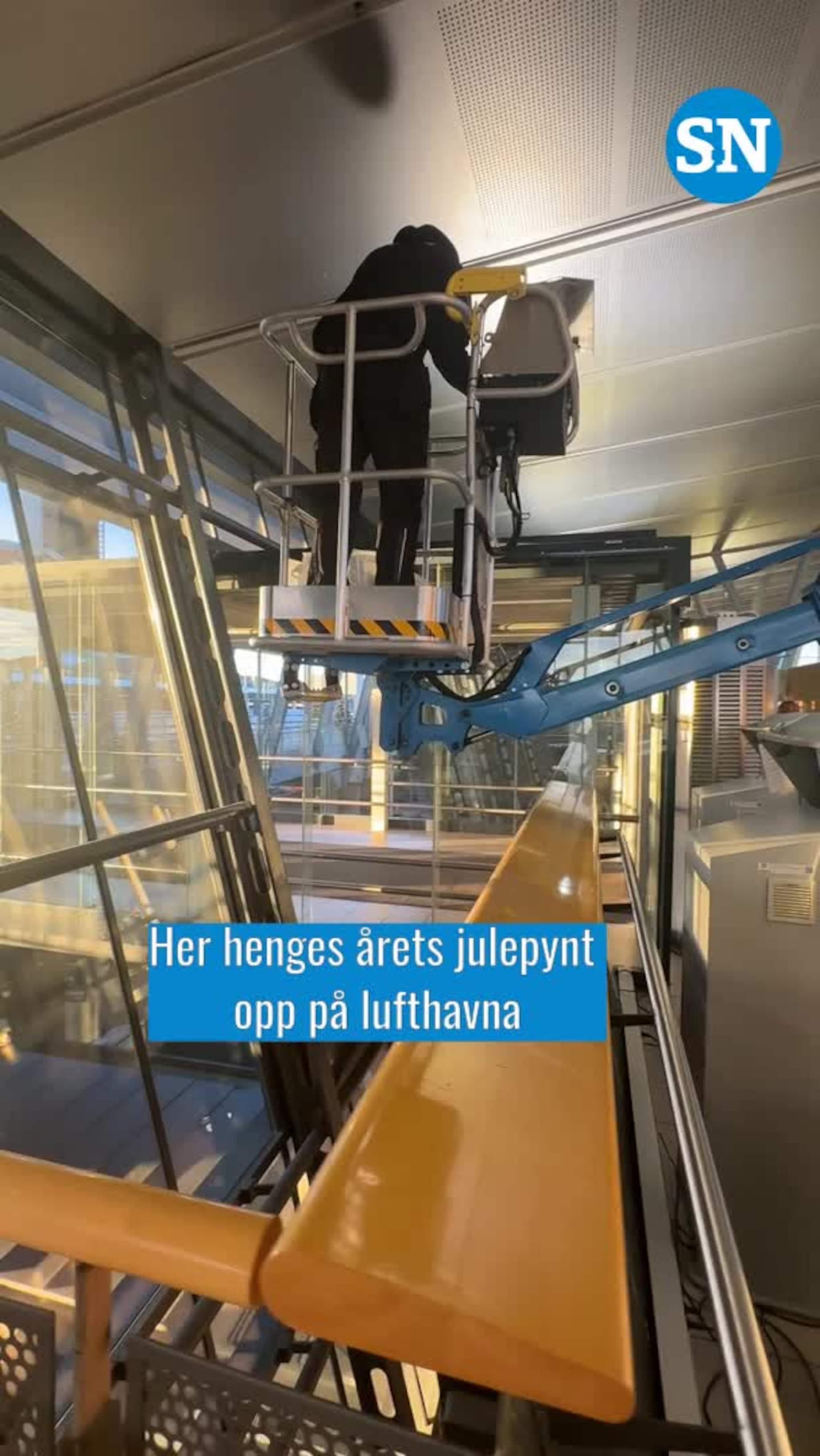 Nå pyntes det til jul på flyplassen