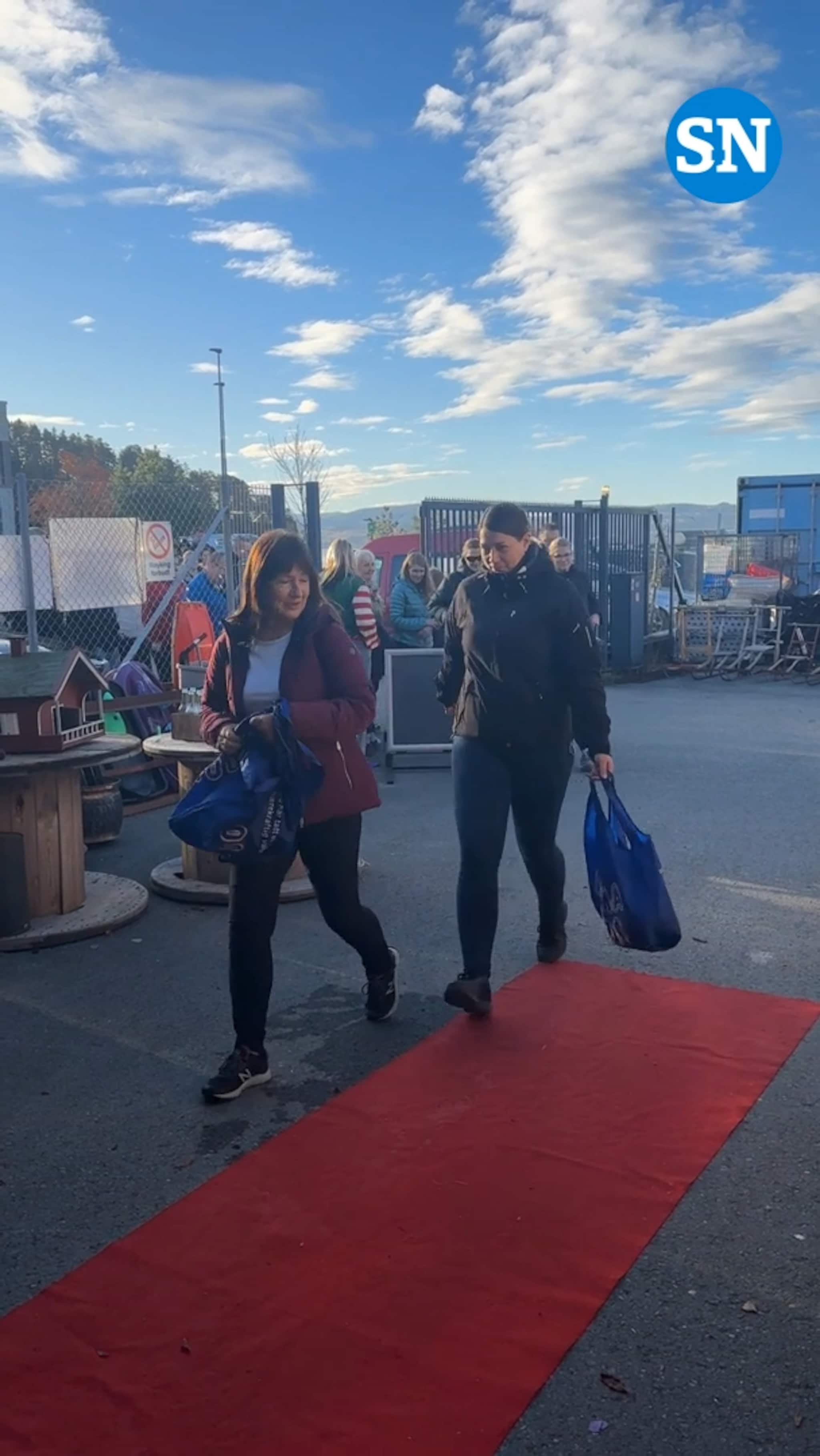 Her løper kundene mot butikken