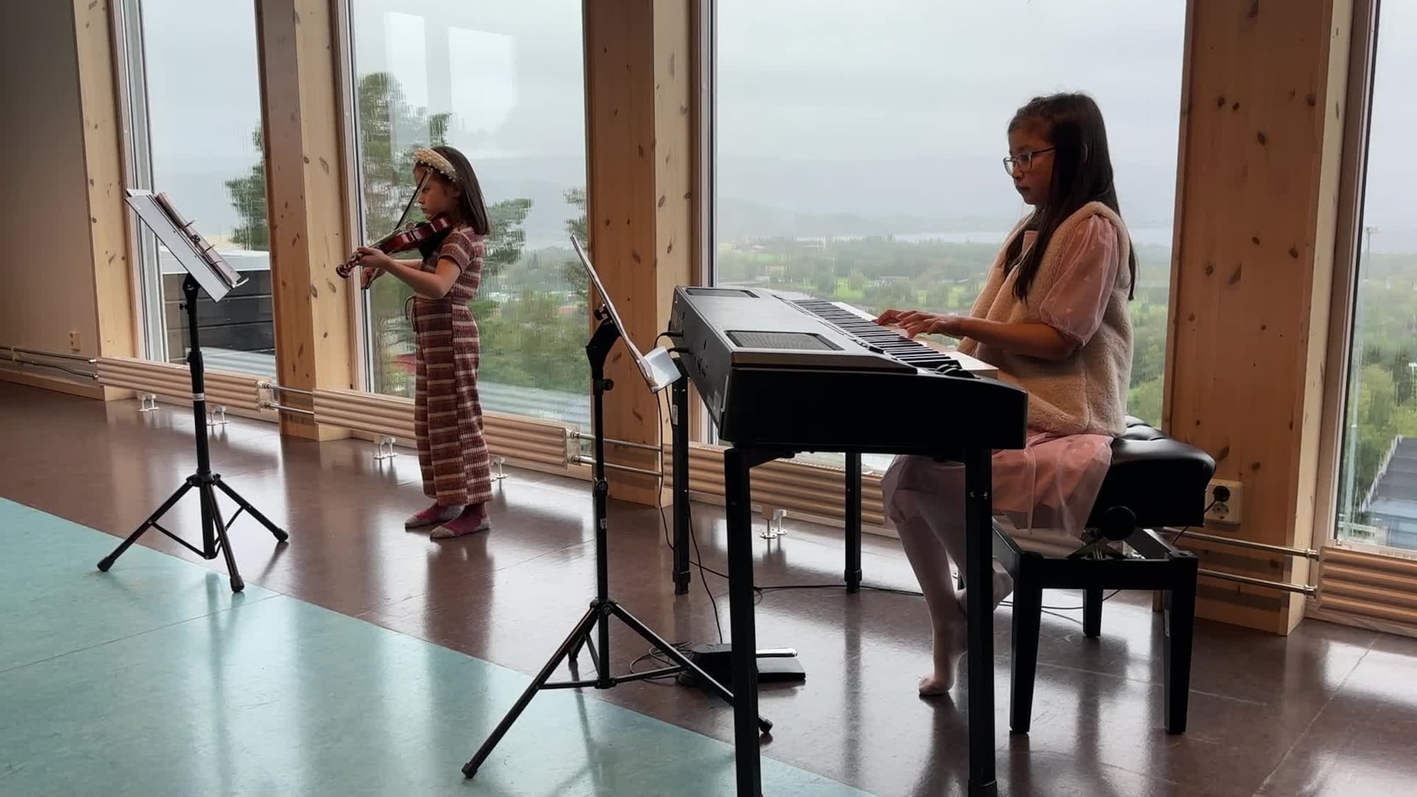 Emily (9) og Karina (7) imponerte de kongelige gjestene