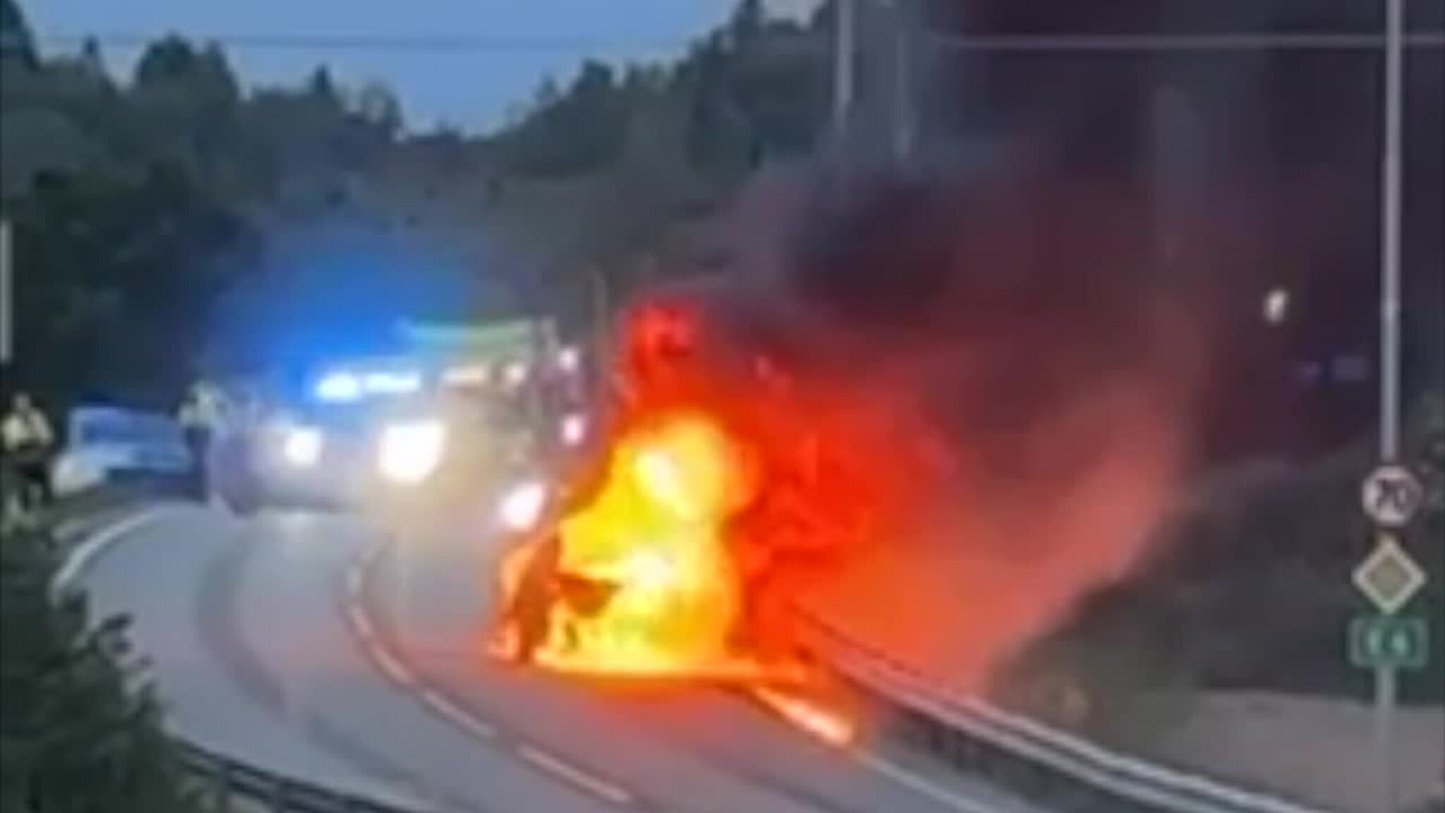 Bil tok fyr på E6