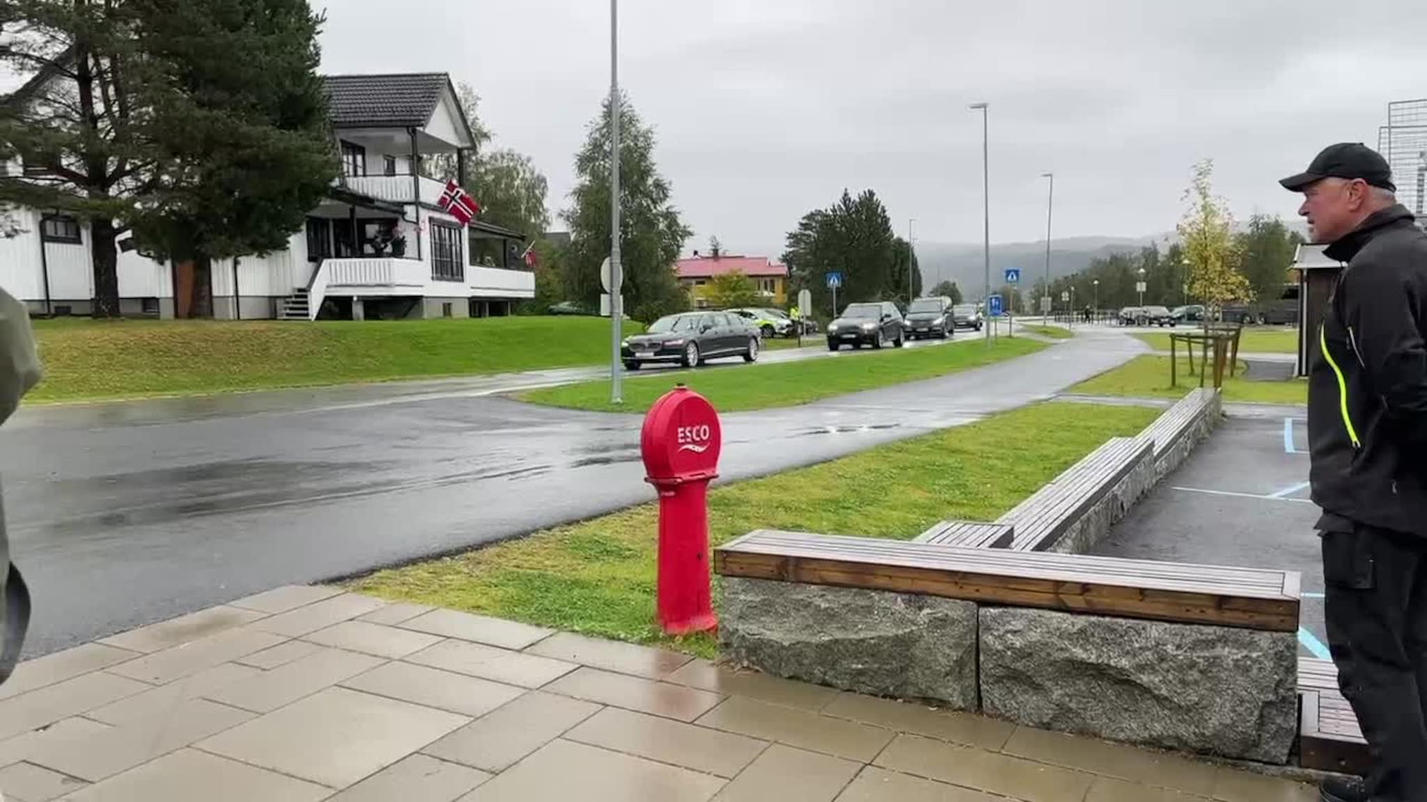Her ankommer kronprinsesse Mette Marit og kronprins Haakon Selbu