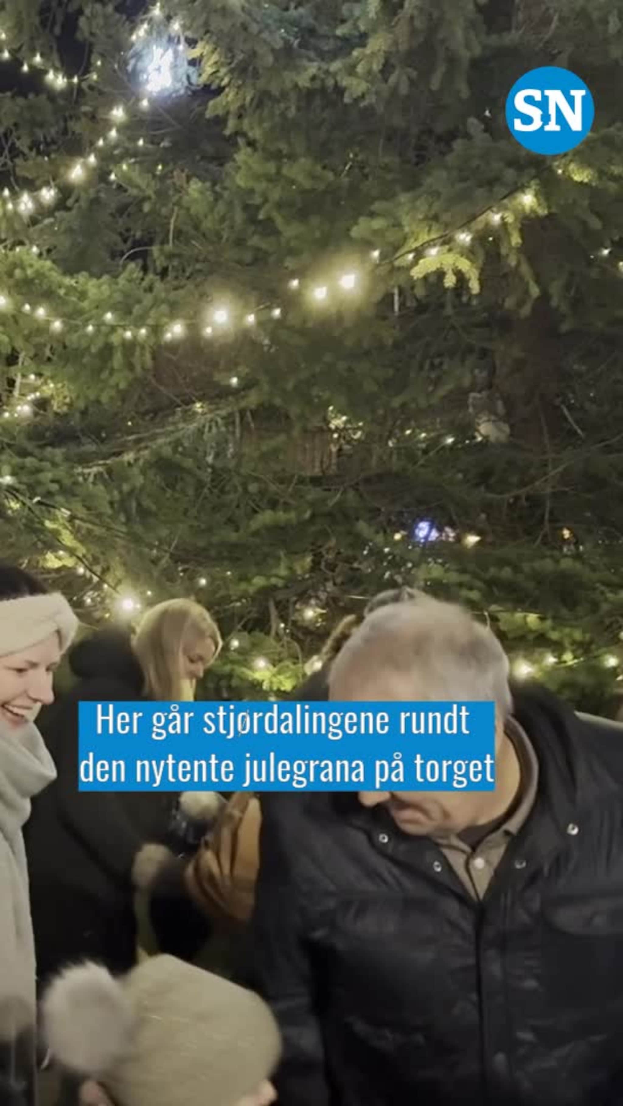 Full jubel da julegrana på torget ble tent