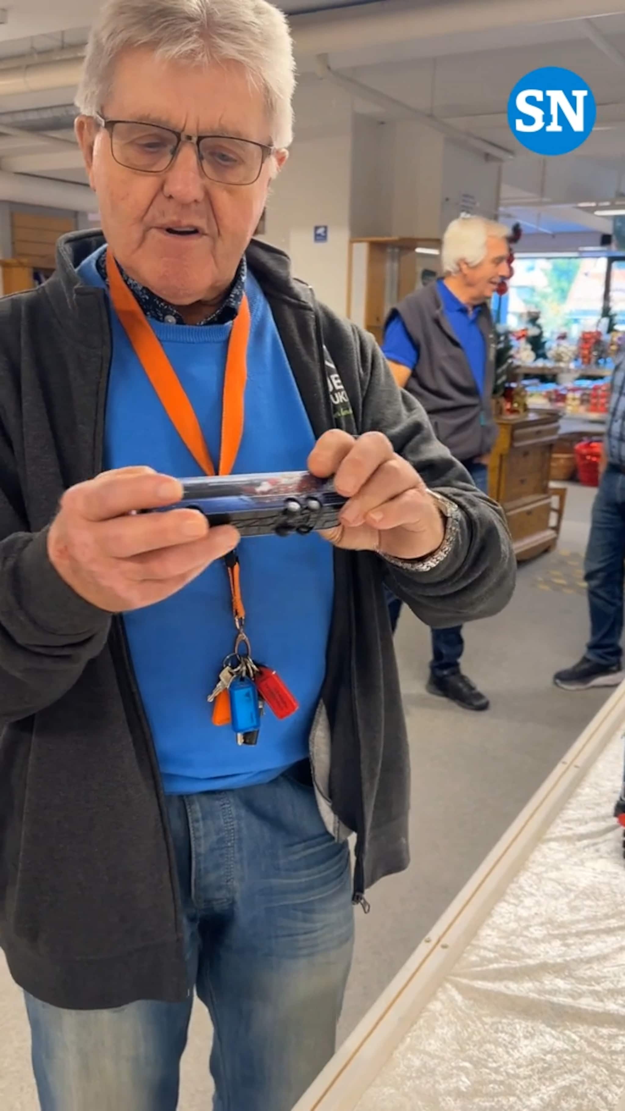 I år er det buss for tog i den populære julebutikken