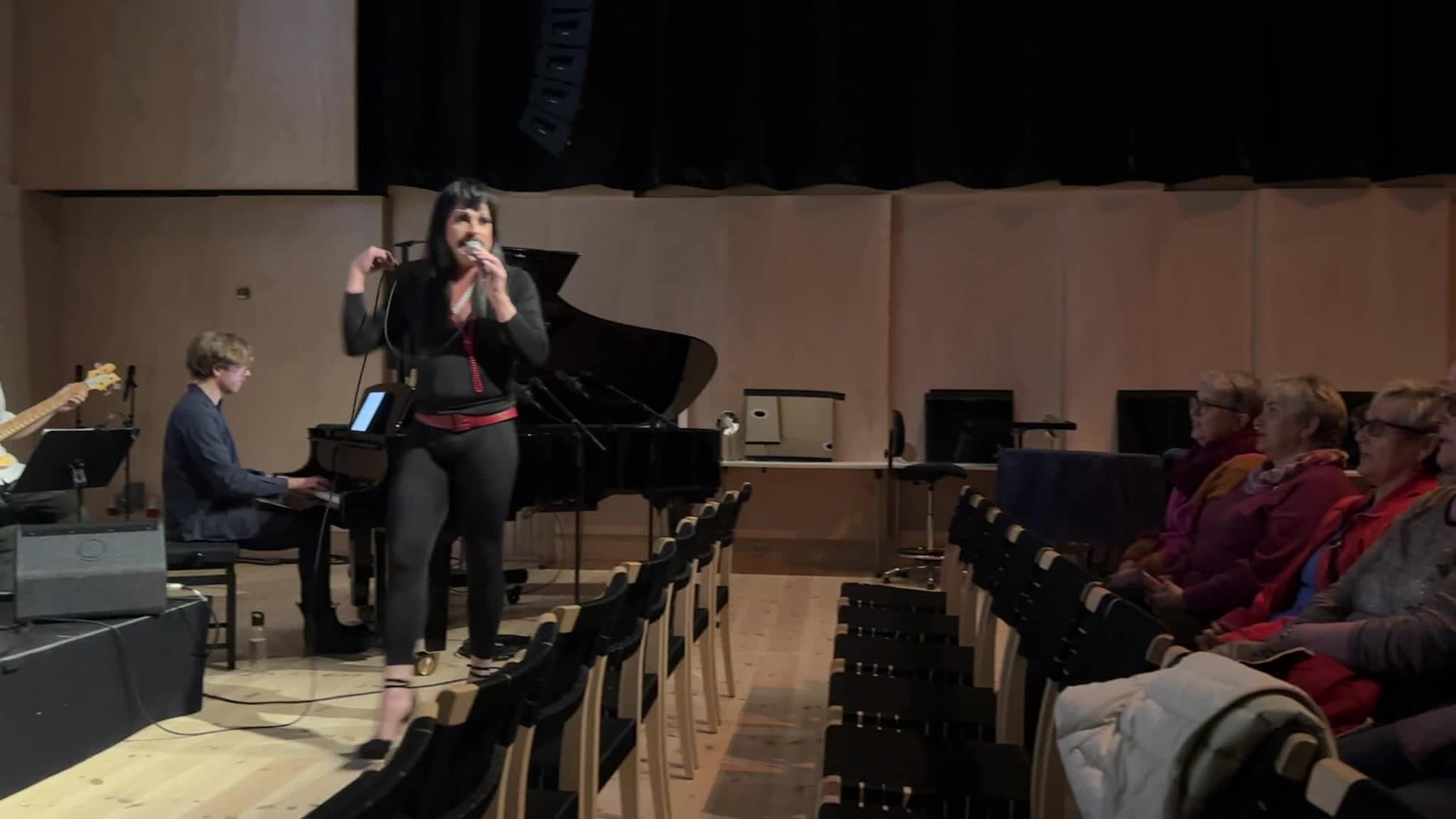 Dizzy Dorina drar i gang allsang på Kimen