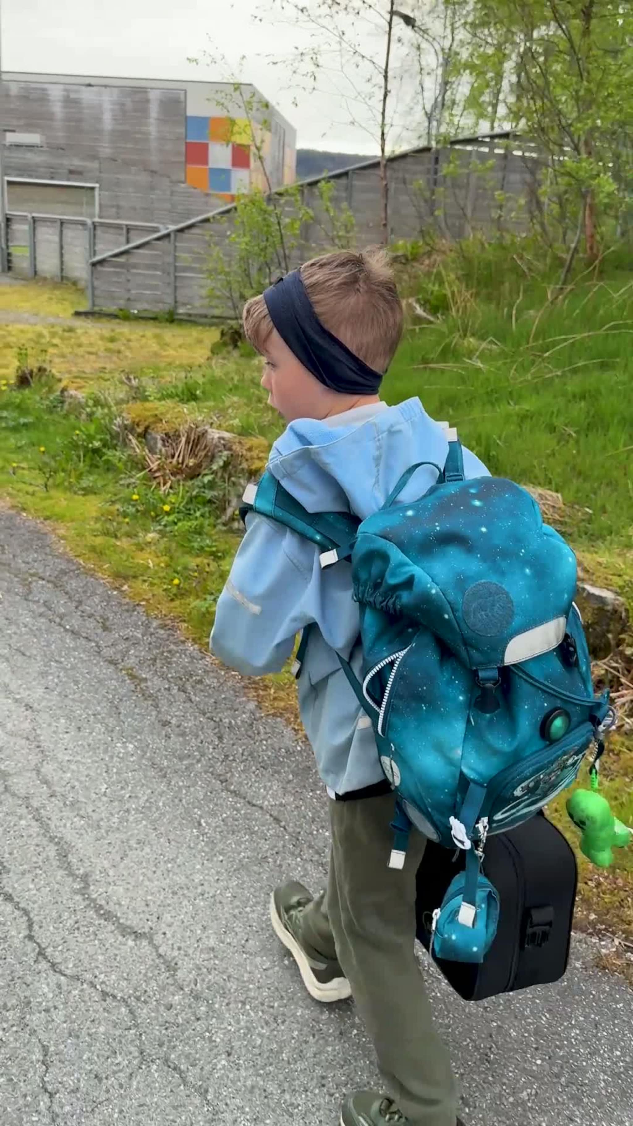 Noah (7) går til skulen