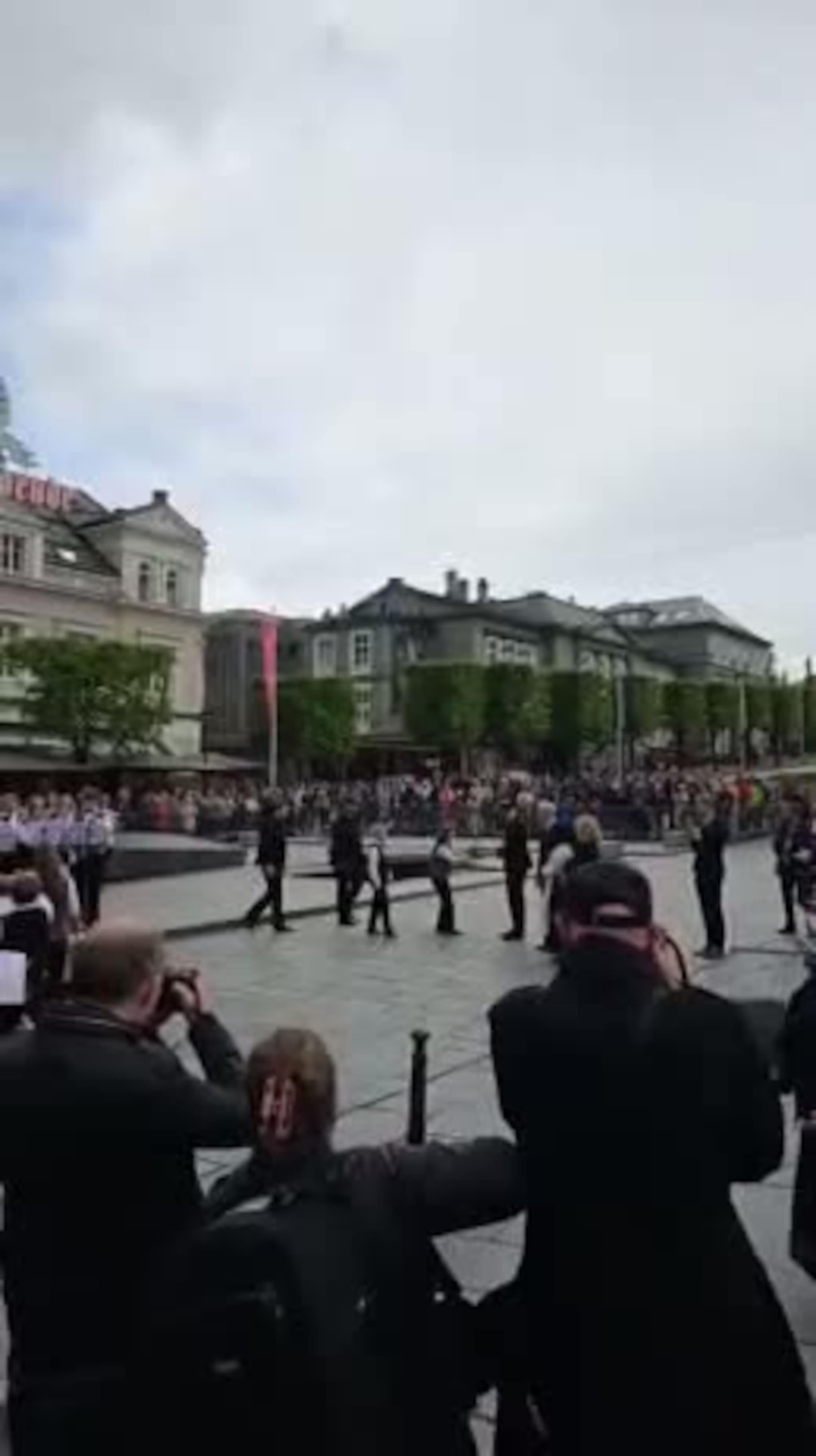 Her får kronprins Haakon blomar av Emilie