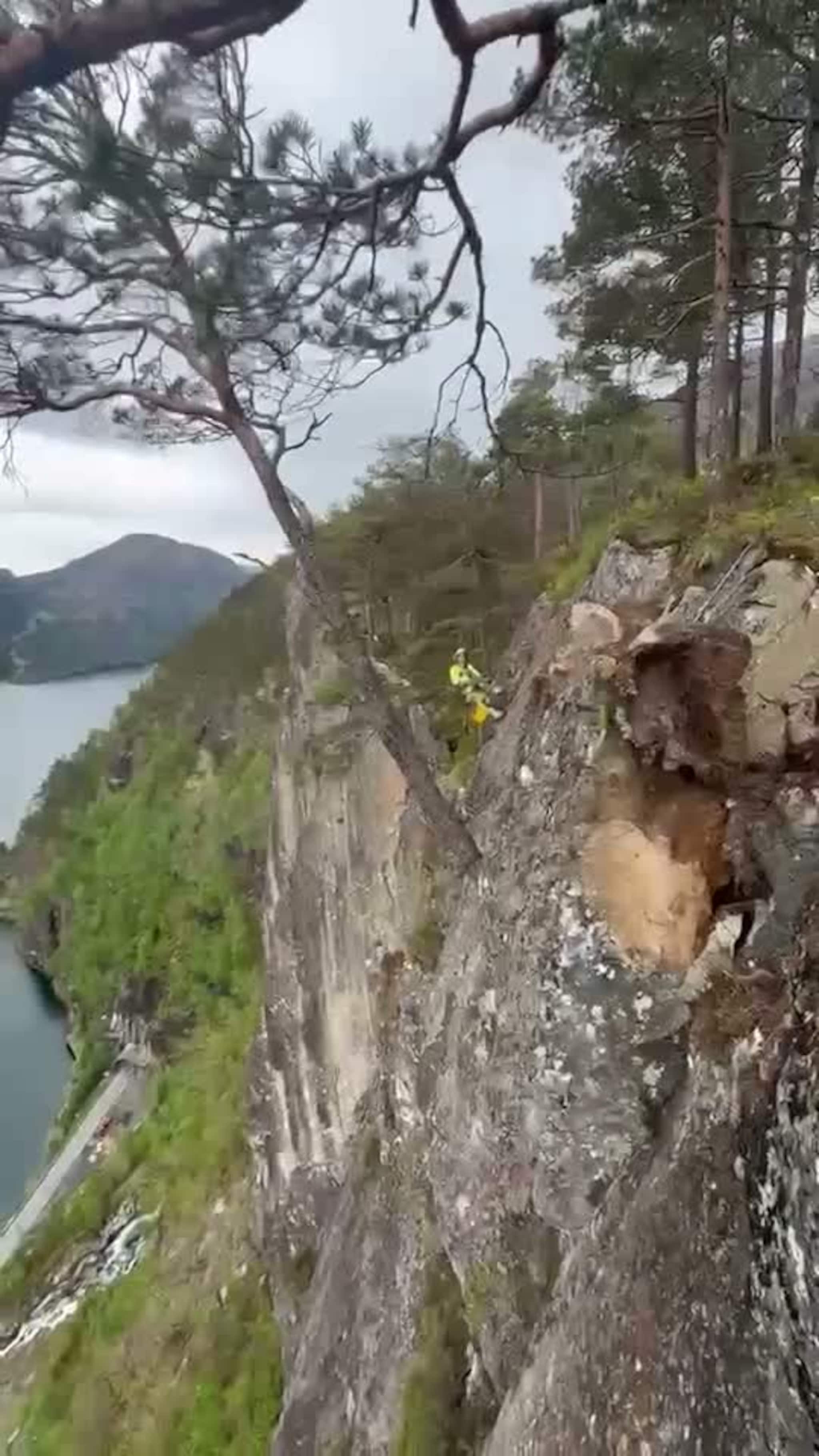 Her går steinblokka i fjorden