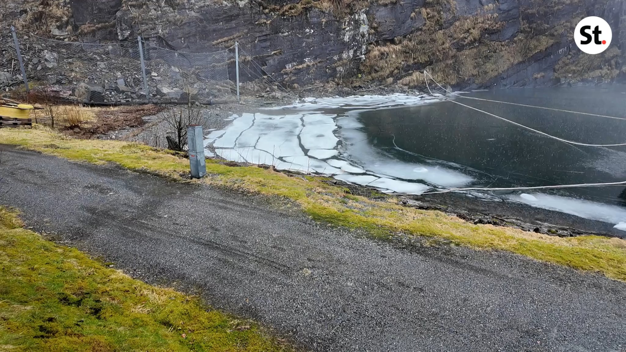 Med is i fjøra, hoppar dei i fjorden for sauna