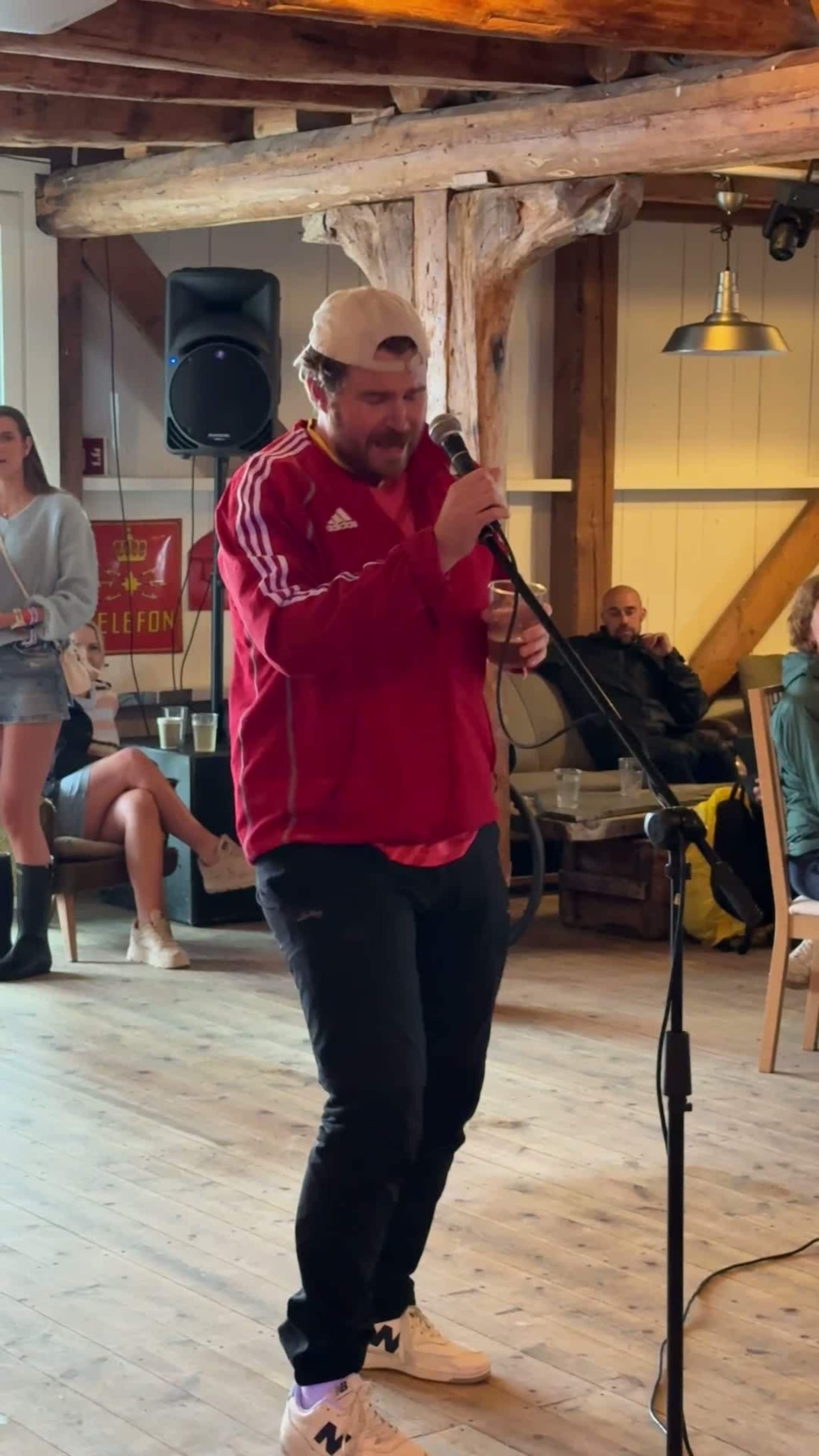 Grip mikrofonen på Utkant