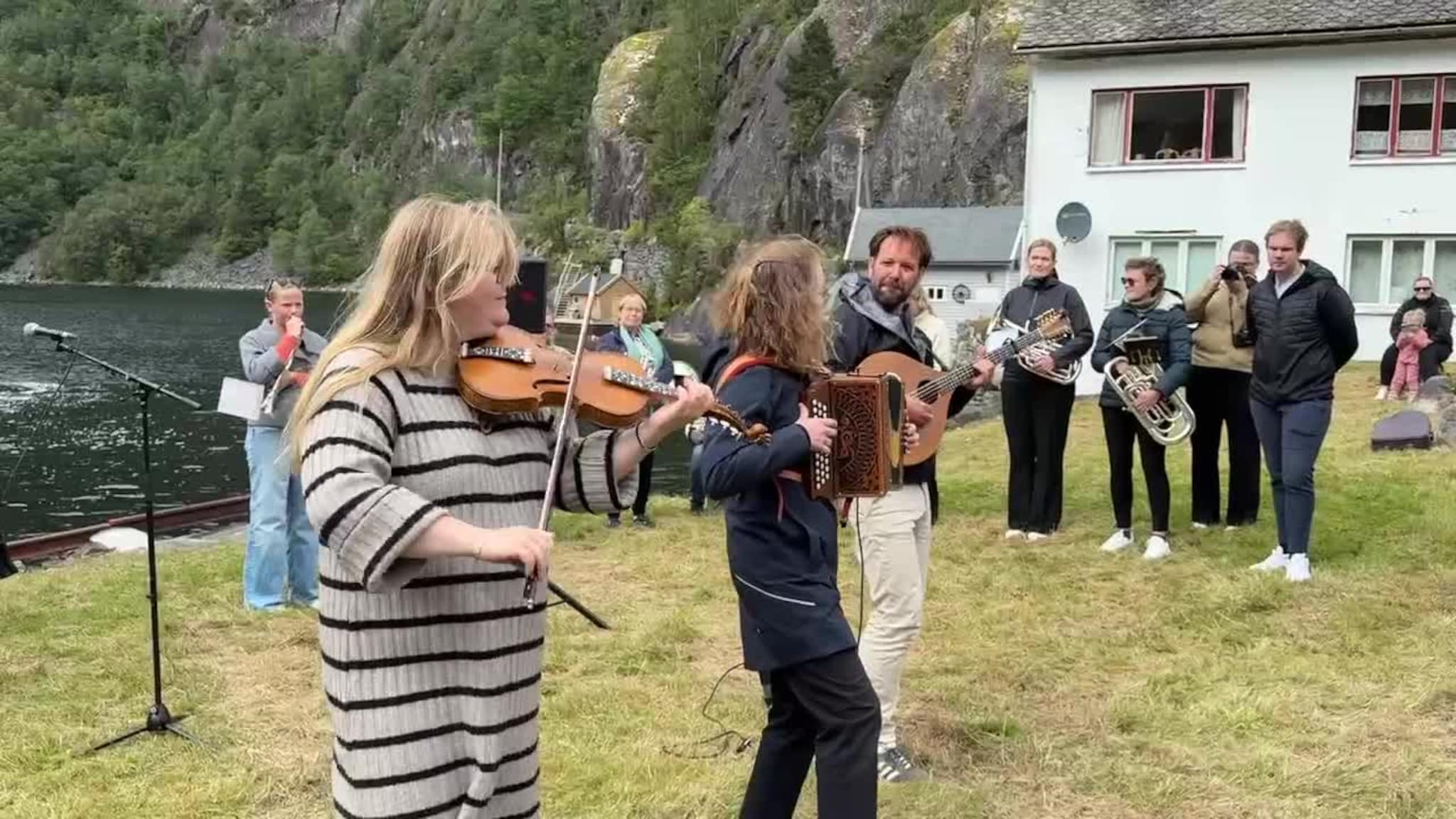 Ombord på båten og på kaien på Matre skapte bandet Nortopia liv