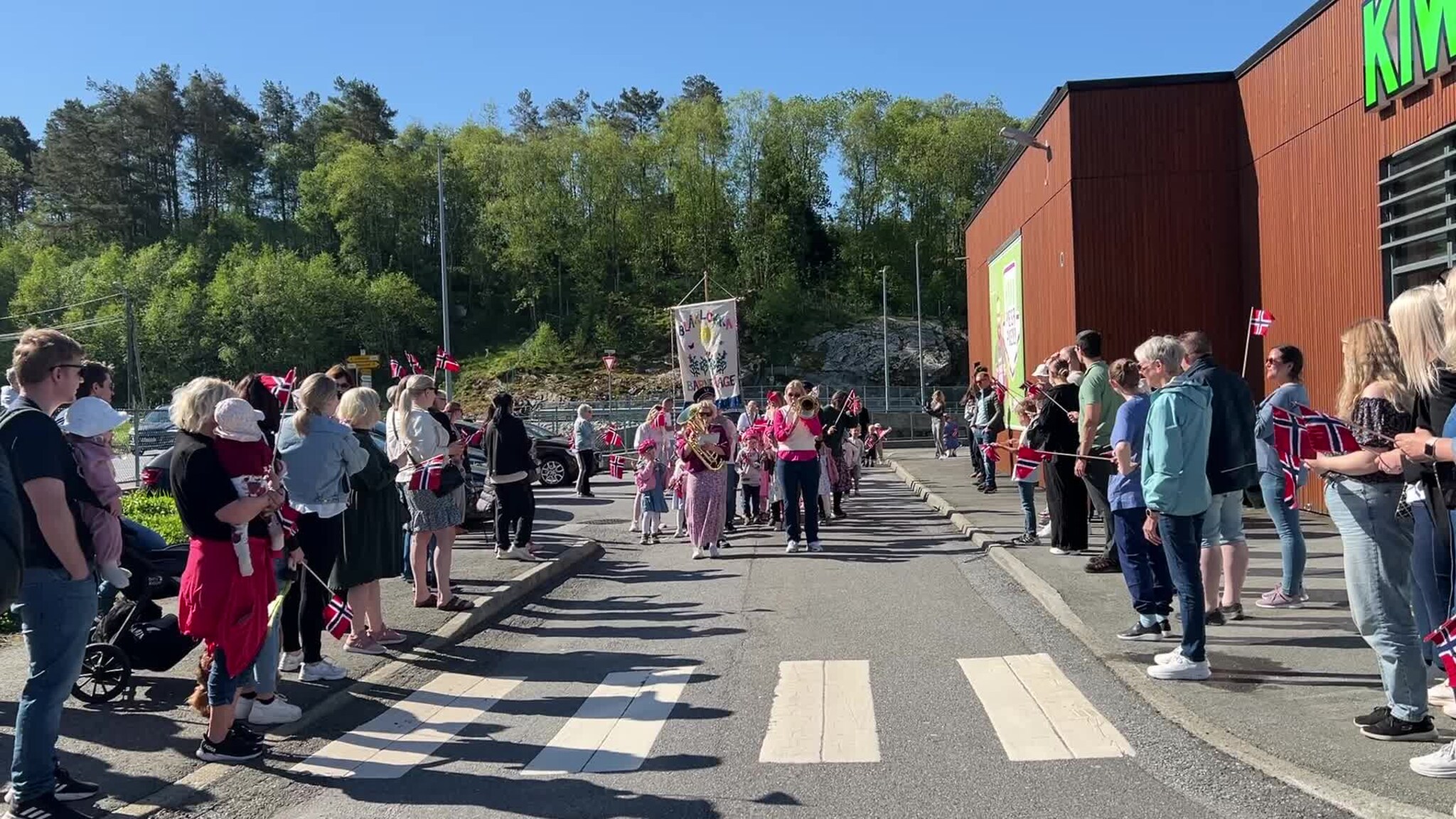 Ungane i Blåklokka barnehage fekk ei flott 17. mai feiring ein dag på forskot