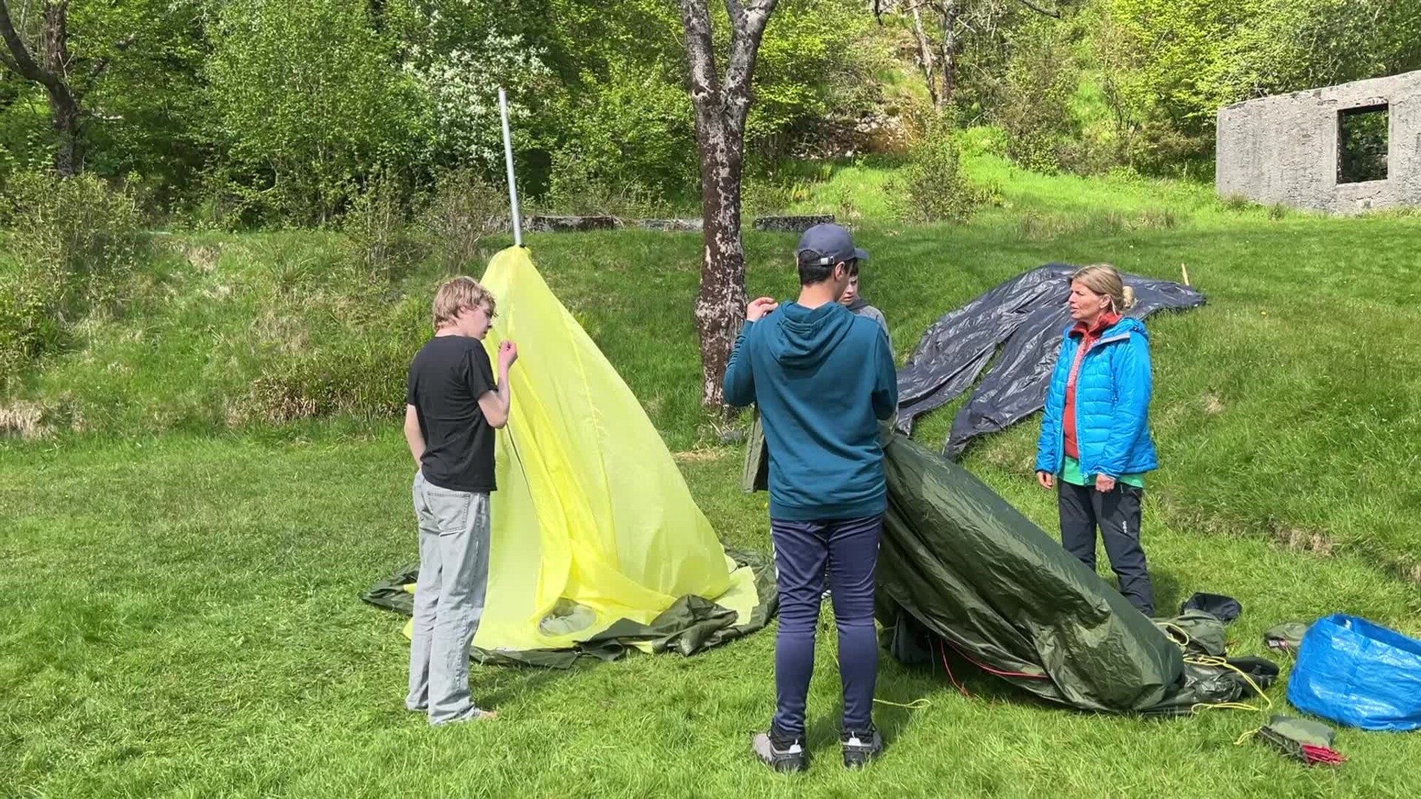Ei teltstong og ein gut, teltet skal opp.
